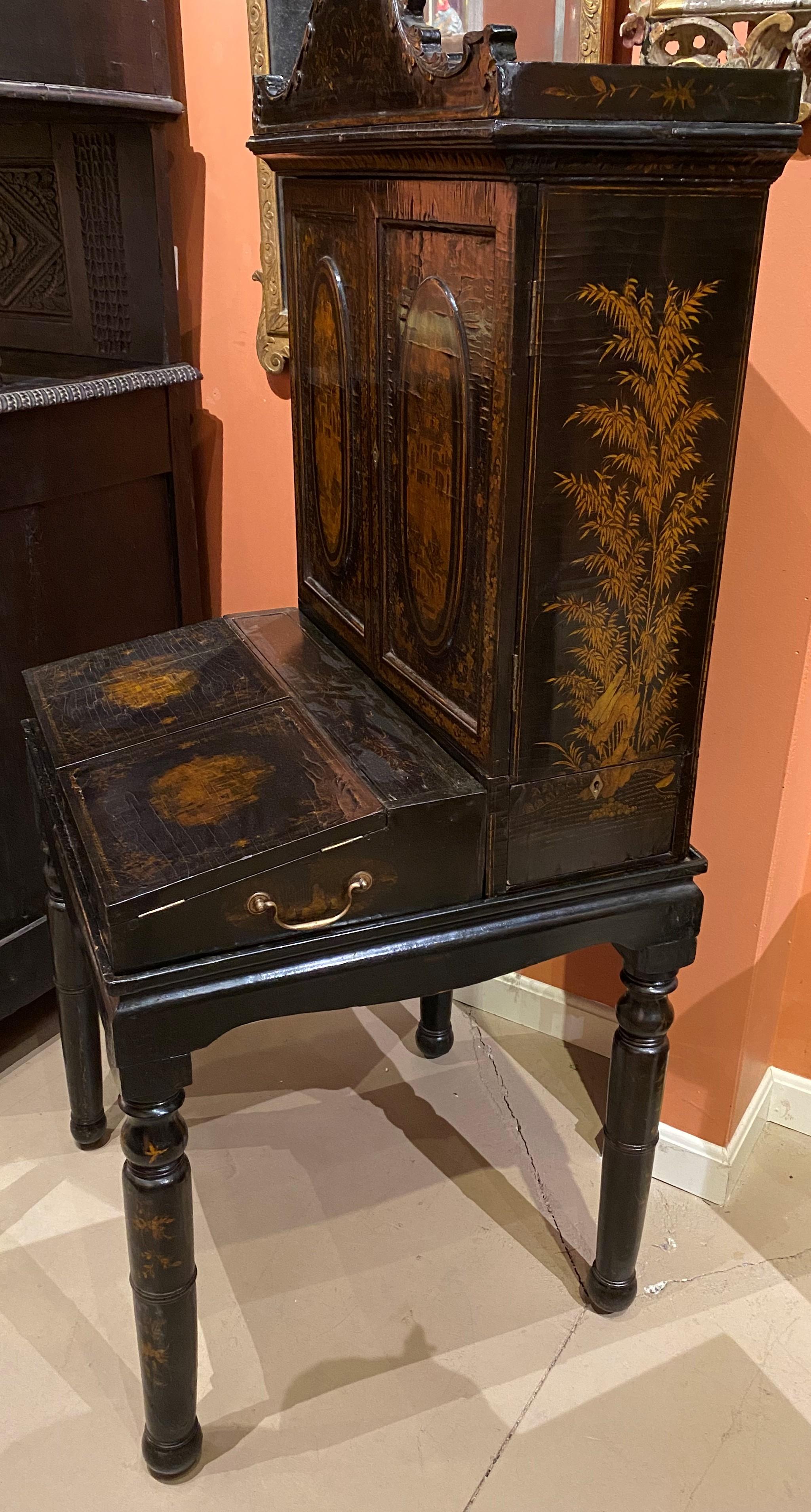 19. Jahrhundert, 3-teiliger, kleiner Lack-Sekretär-Schreibtisch mit schöner Chinoiserie (Mahagoni) im Angebot