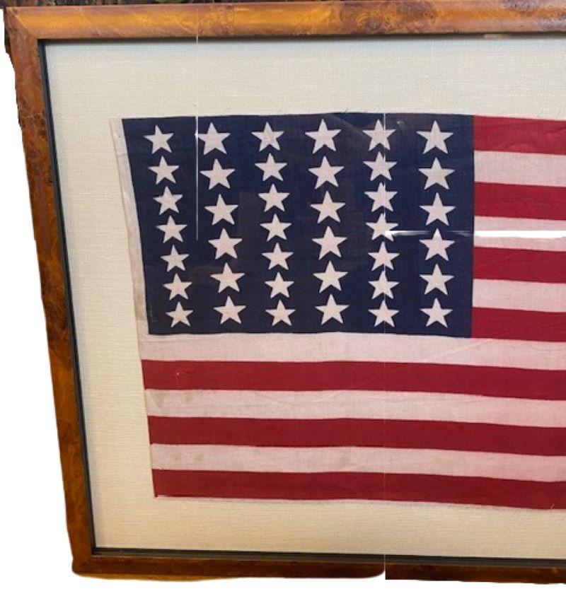Drapeau américain à 39 étoiles du XIXe siècle, vers 1889, un étendard en lin imprimé avec 39 étoiles disposées dans un motif étoilé ondulé, avec des rayures d'une forme allongée très inhabituelle. Ce drapeau n'a jamais été un drapeau américain