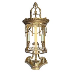 19. Jahrhundert 4 Lichter Louis XVI Laterne in antiker Bronzeausführung