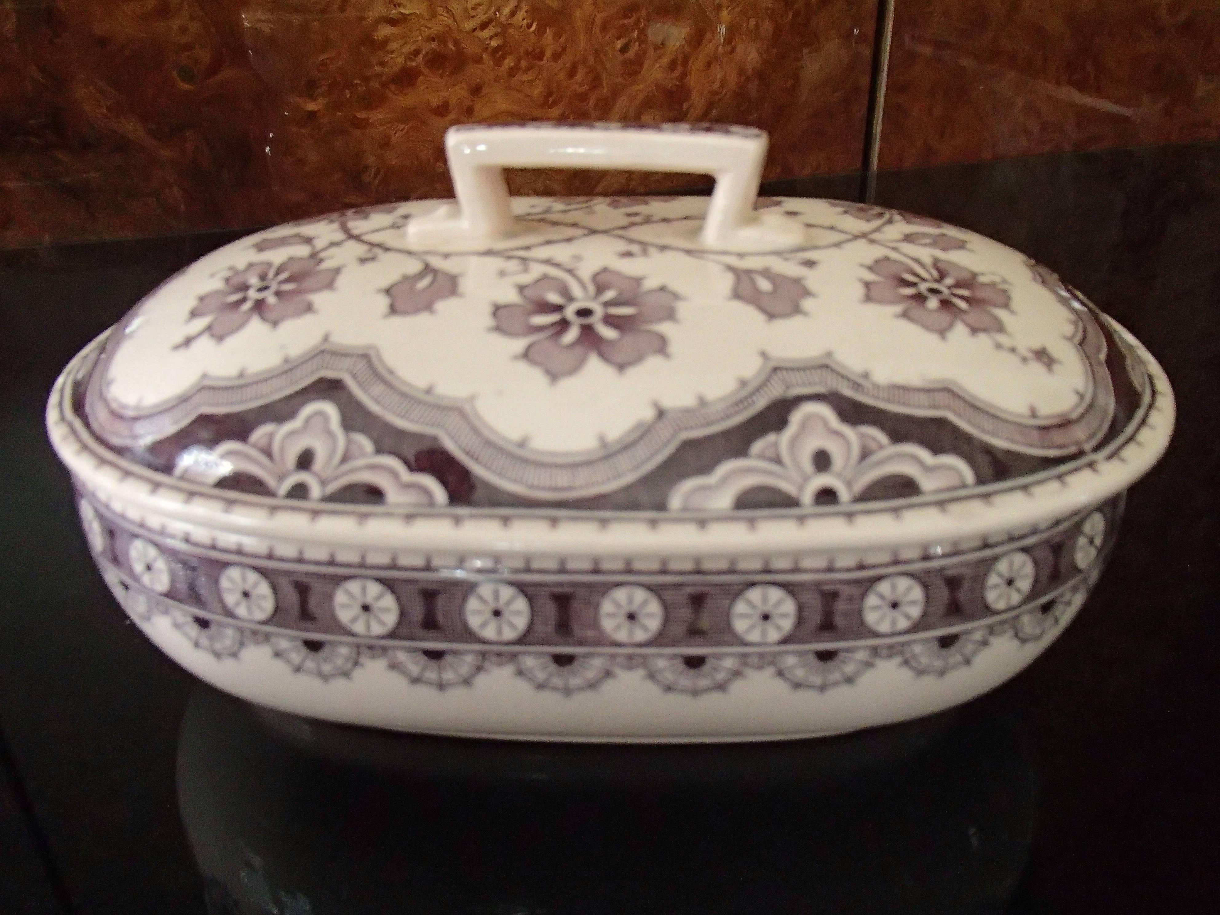 Keramik-Kammer-Set in Blassrosa und Violett, „Malines“, Sarrguemine, 4 Teile im Zustand „Gut“ im Angebot in Schöfflisdorf, CH