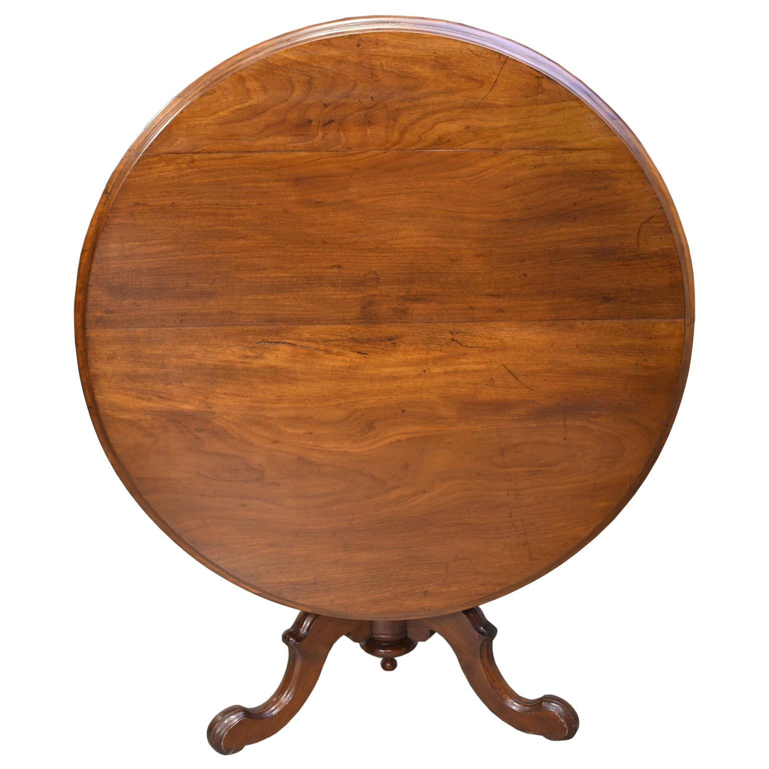 Early Victorian 19th Century Round English Tilt-Top Pedestal Table in Walnut