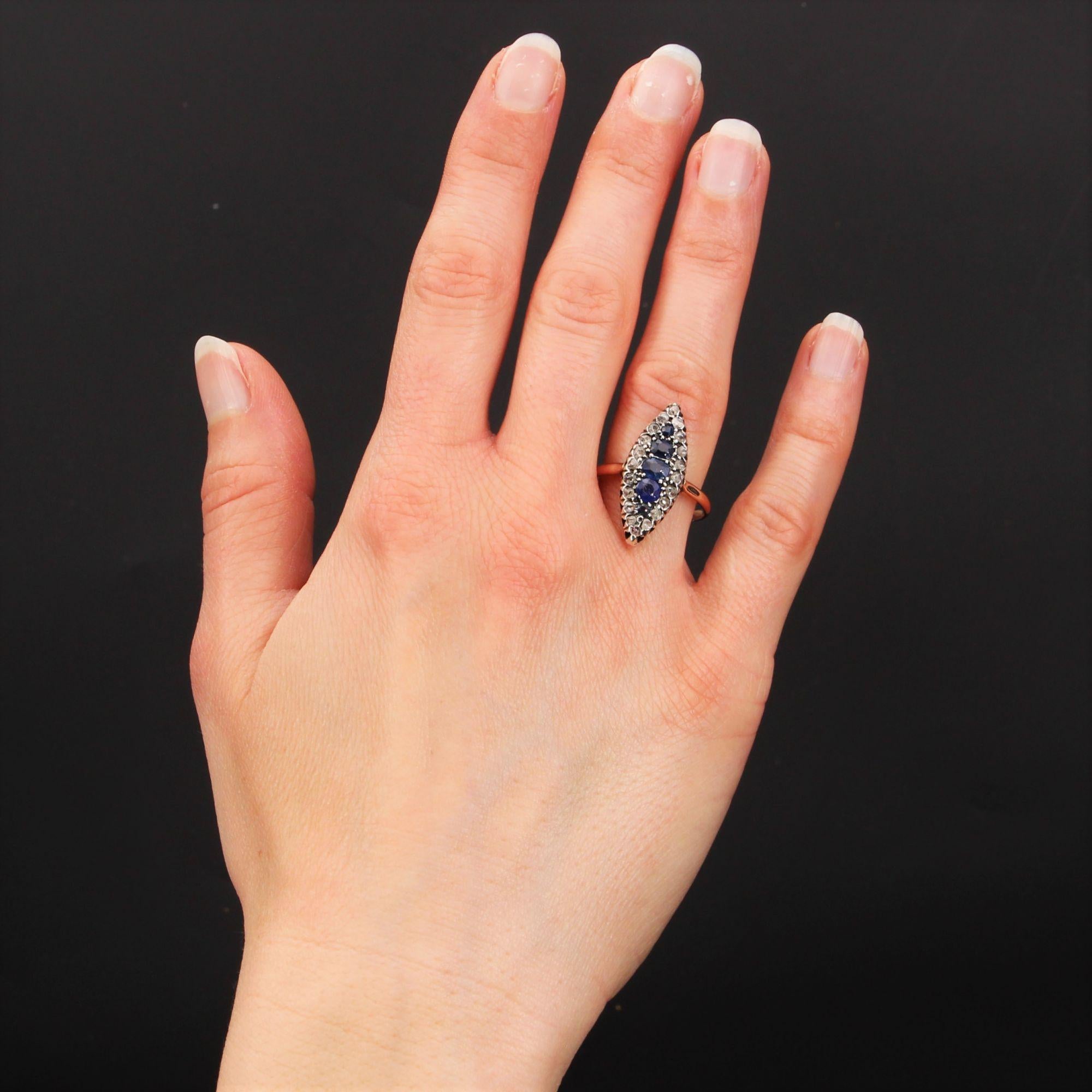 Bague en argent et or jaune 18 carats, poinçon hibou.
De forme navette, cette bague ancienne comporte 5 saphirs bleus au centre, entourés de diamants taille rose. L'ensemble avec des griffes en argent.
Poids total des saphirs : 1 carat