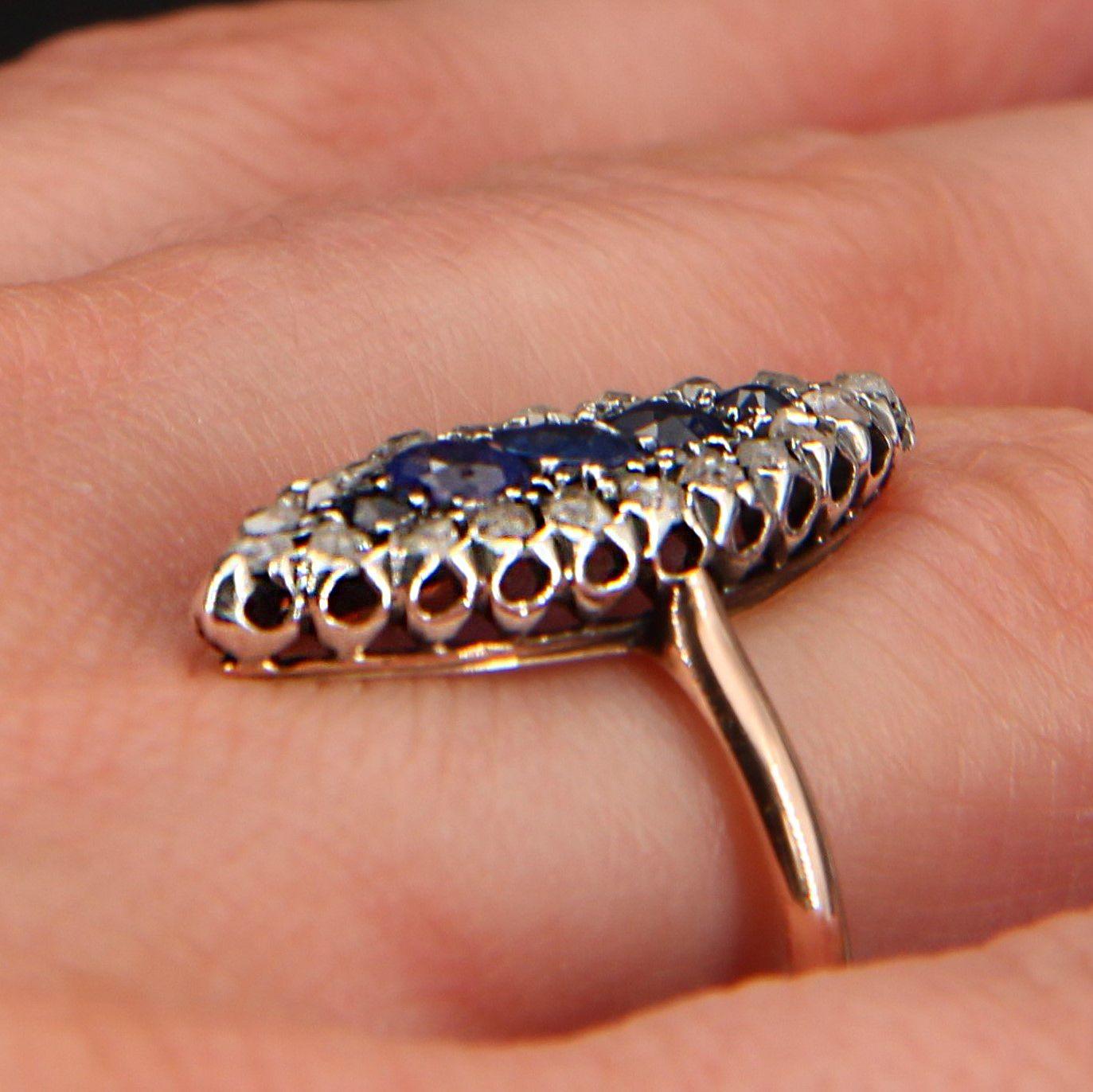 Taille ovale Bague marquise en or jaune 18 carats avec 5 saphirs et diamants, XIXe siècle en vente