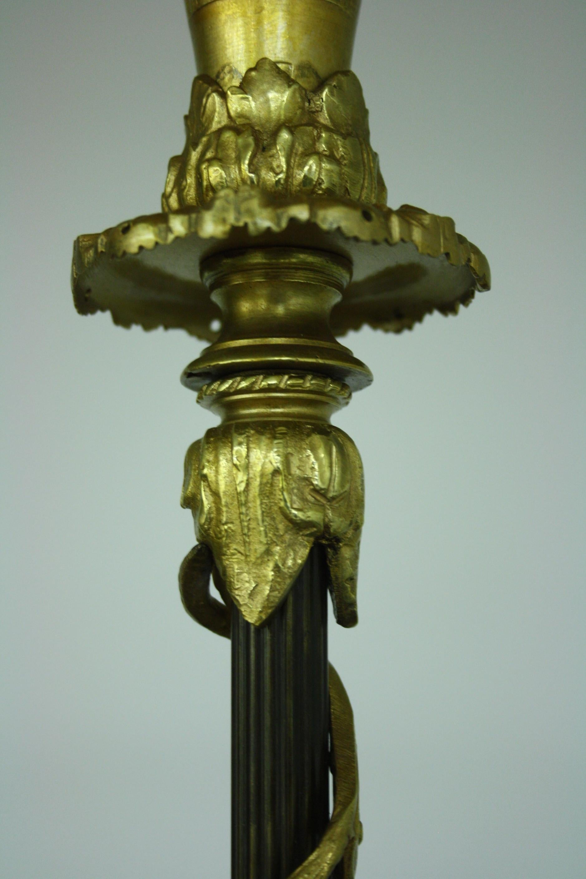 6armiger Kronleuchter aus vergoldeter Bronze in Kissenform aus dem 19. Jahrhundert (Vergoldet) im Angebot