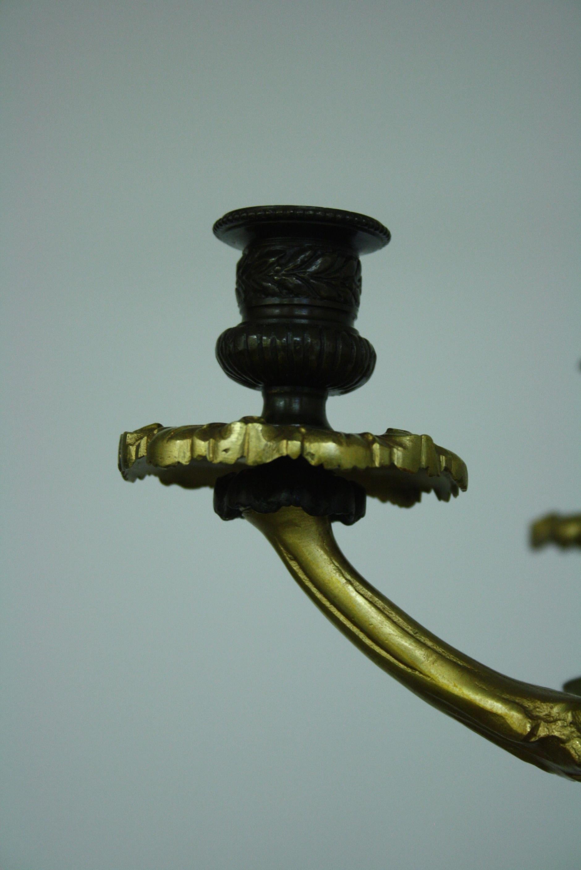 6armiger Kronleuchter aus vergoldeter Bronze in Kissenform aus dem 19. Jahrhundert im Angebot 1