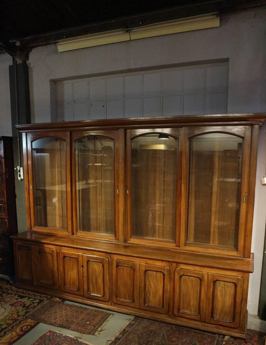 19. Jahrhundert Mahagoni Bücherregal mit acht Türen (Britisch)