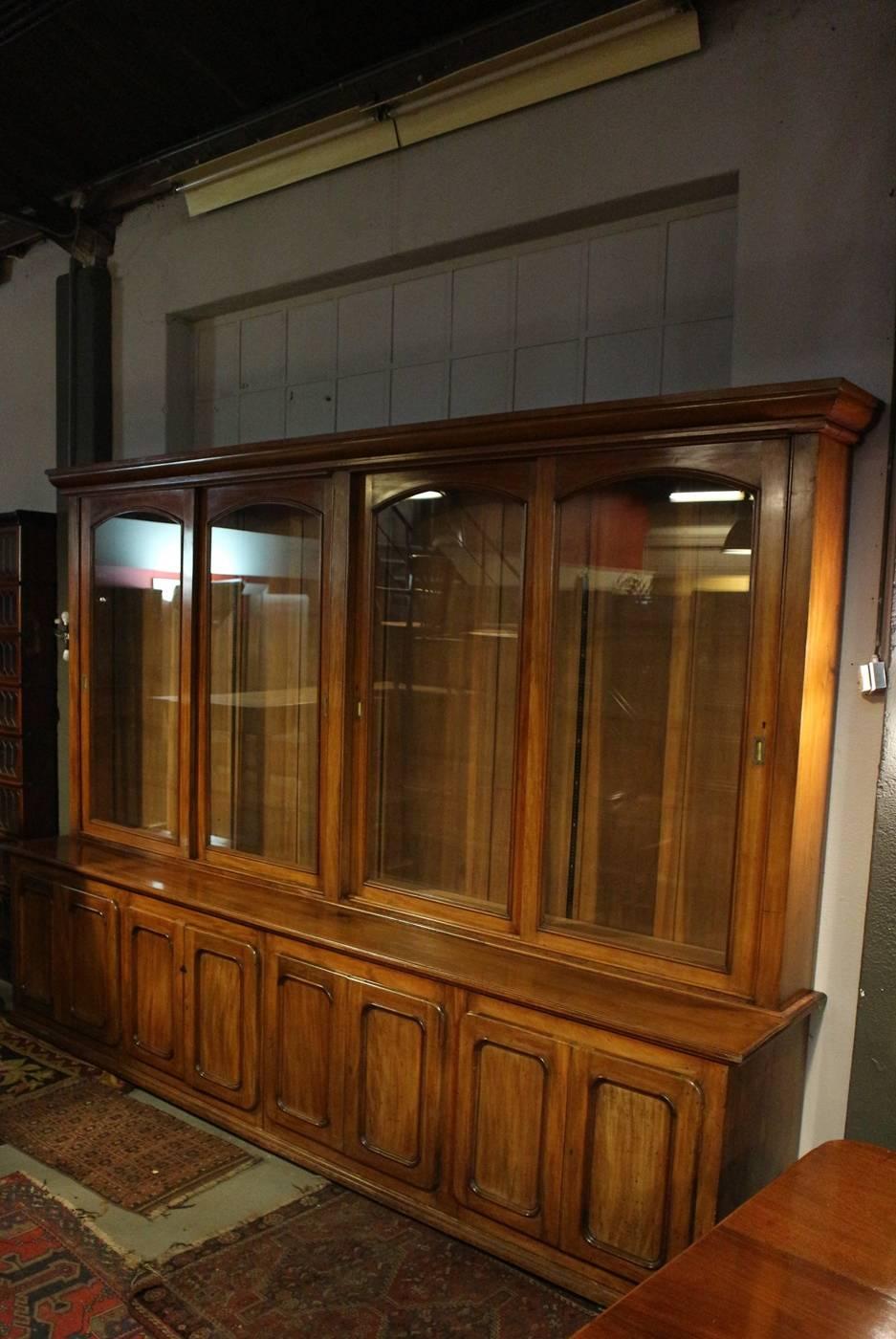 19th Century Eight Doors Mahogany Bookcase In Good Condition In Eindhoven, NL