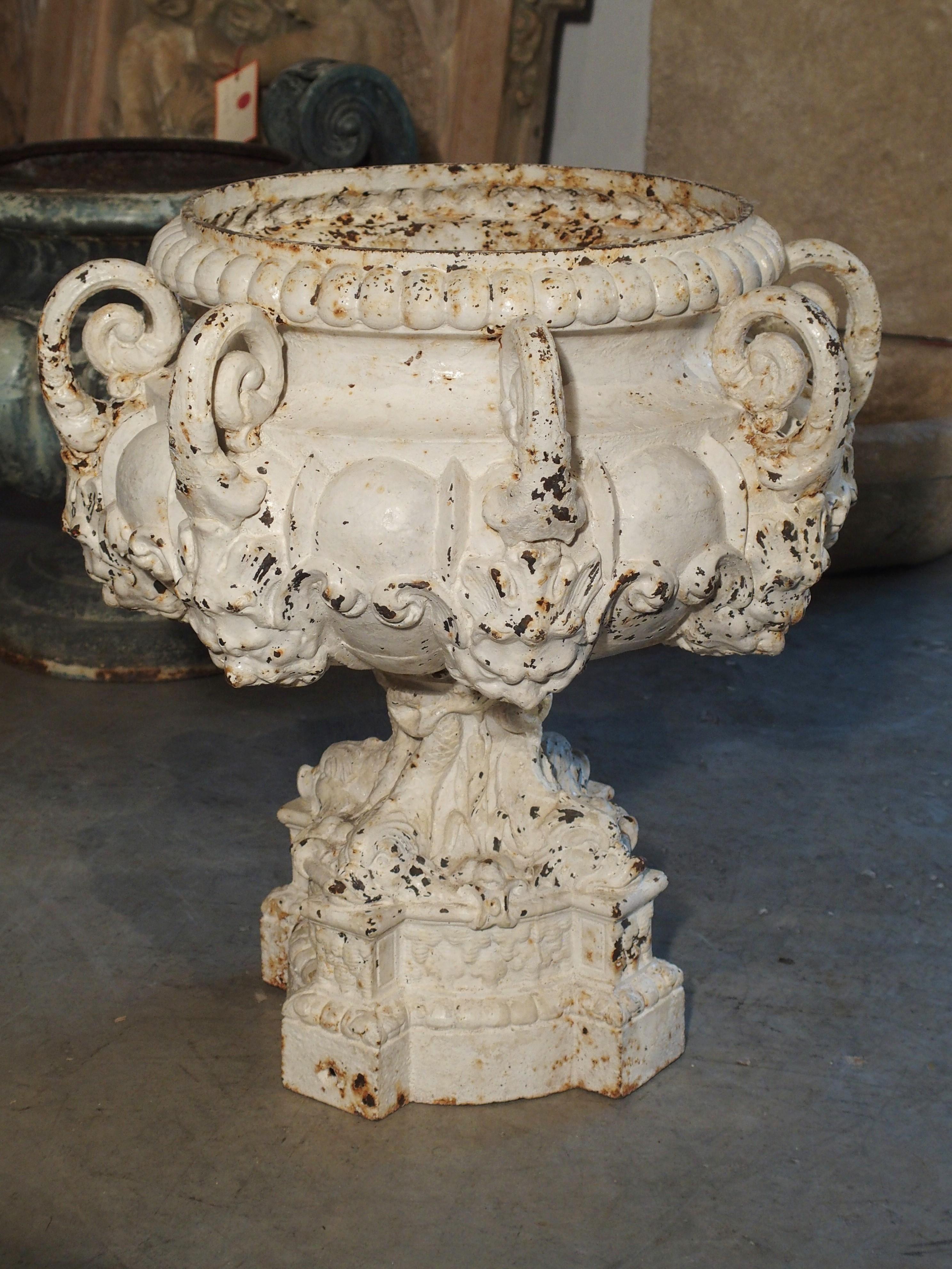 19. Jahrhundert 8-fach bemaltes Gusseisen-Brunnenelement aus Frankreich 6