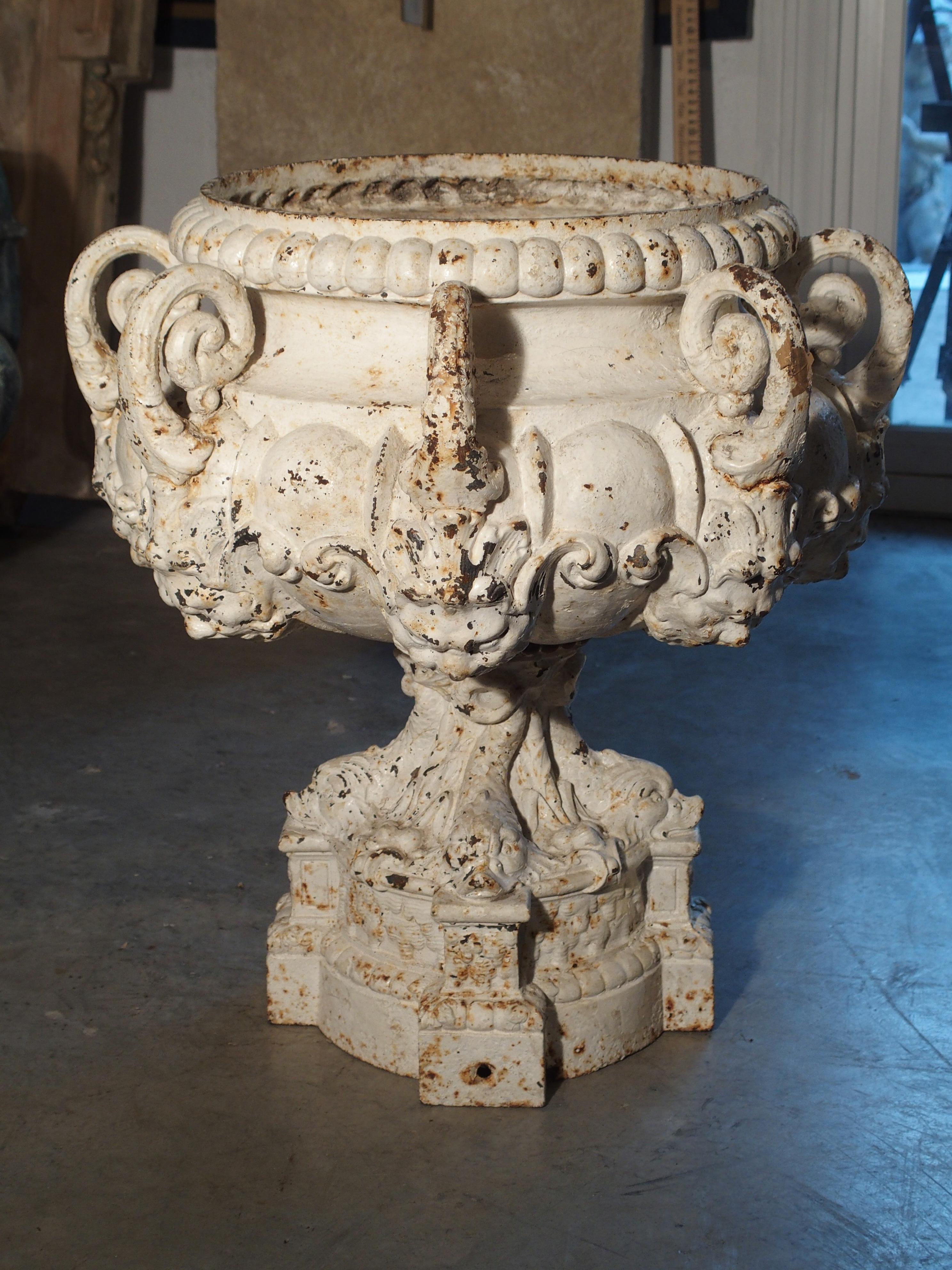 19. Jahrhundert 8-fach bemaltes Gusseisen-Brunnenelement aus Frankreich (Gegossen)