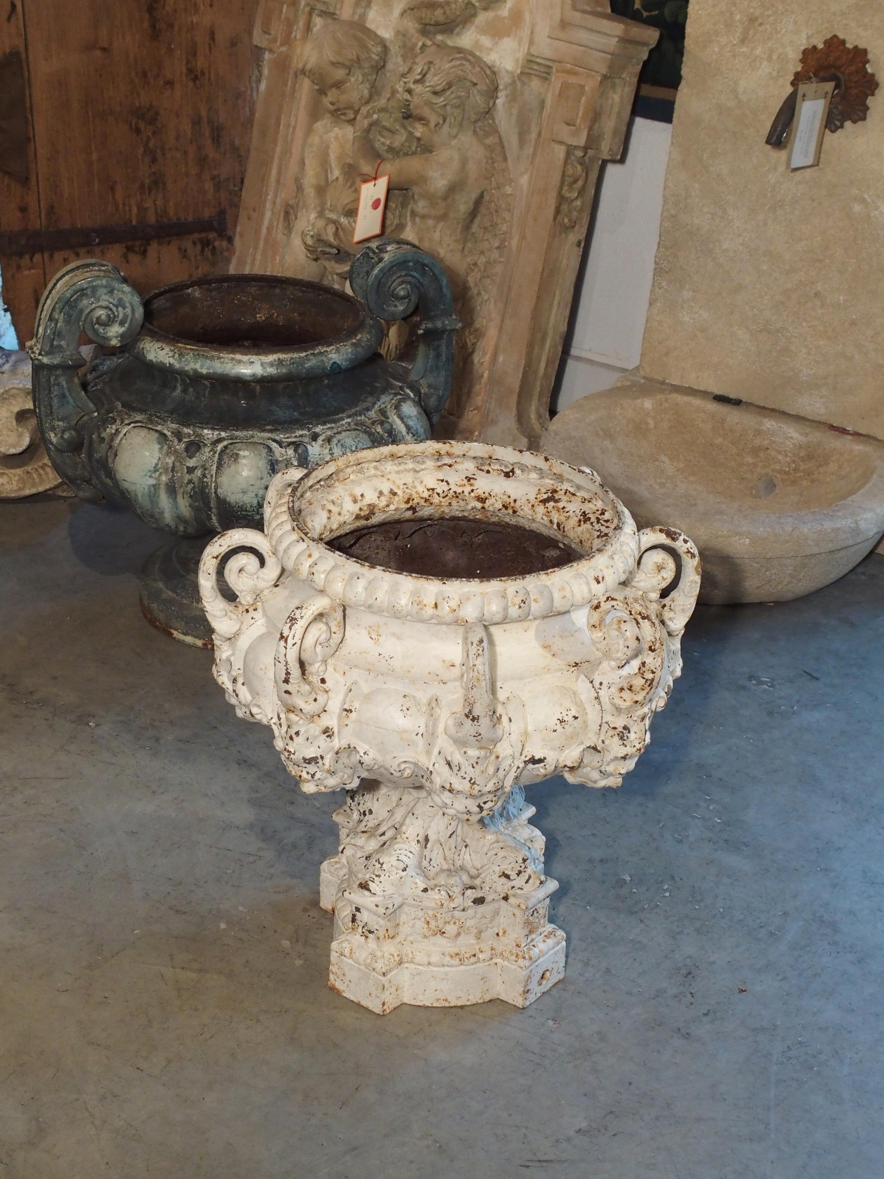 19. Jahrhundert 8-fach bemaltes Gusseisen-Brunnenelement aus Frankreich im Zustand „Gut“ in Dallas, TX