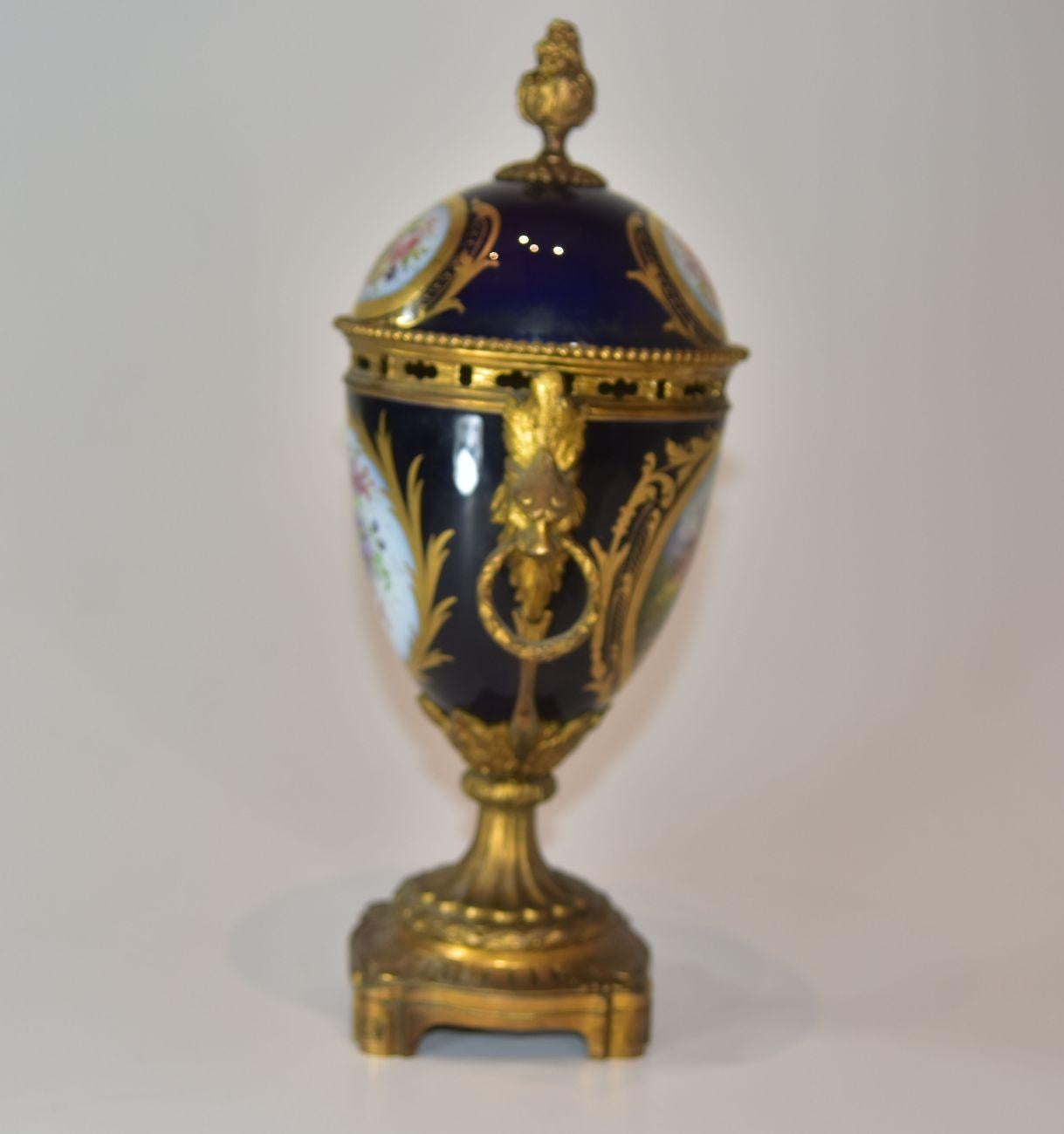 19th Century a Cup in Gilt Bronze and Sèvres Porcelain In Good Condition In Marseille, FR