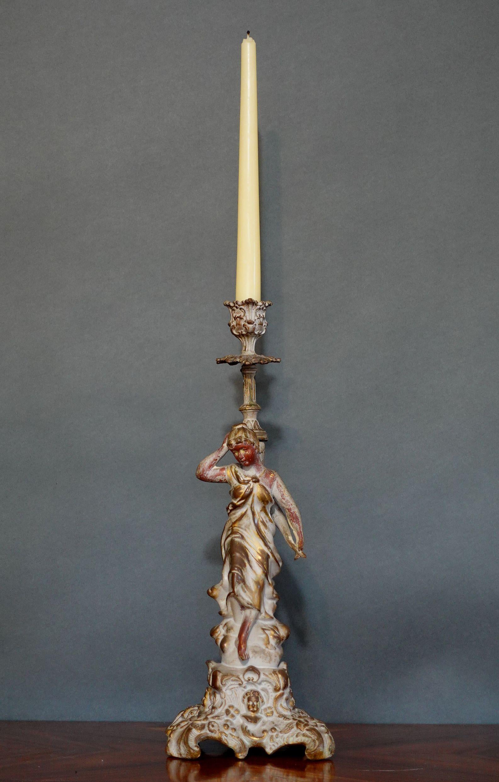 19. Jh. Französischer patinierter Bronzeskulpturen-Kerzenleuchter mit traditioneller französischer Skulptur, unten vergoldet.

    