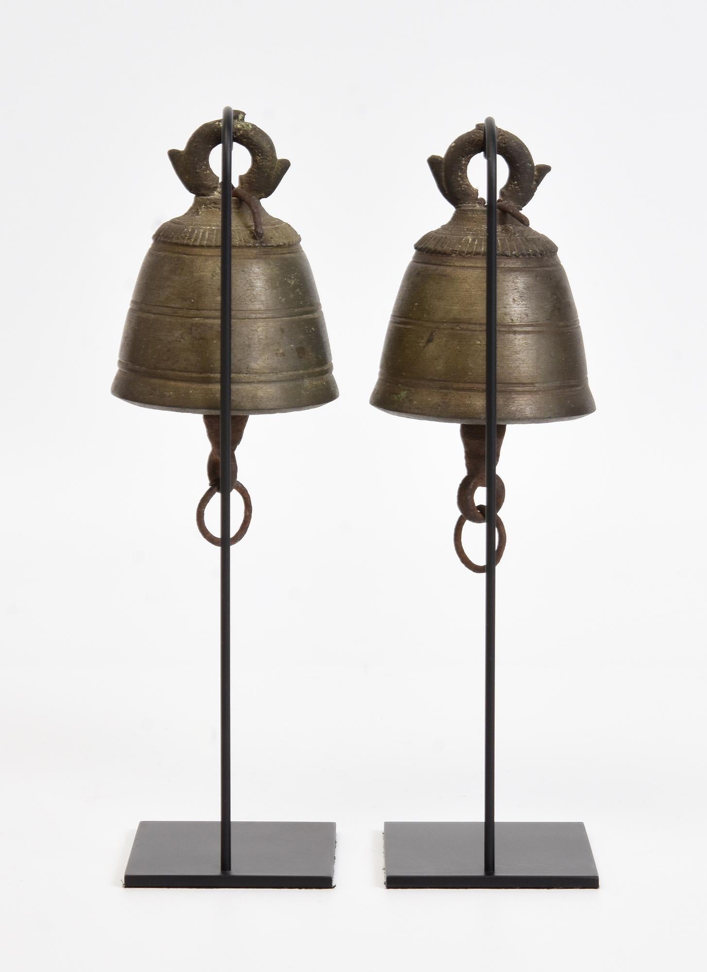 Siglo XIX, Pareja de campanas antiguas birmanas de bronce con soporte en venta 3