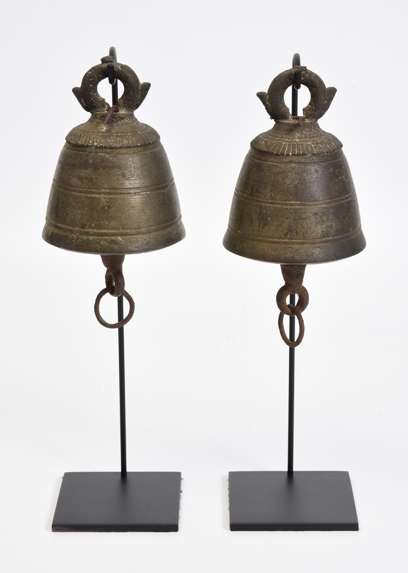 Siglo XIX, Pareja de campanas antiguas birmanas de bronce con soporte en venta 5