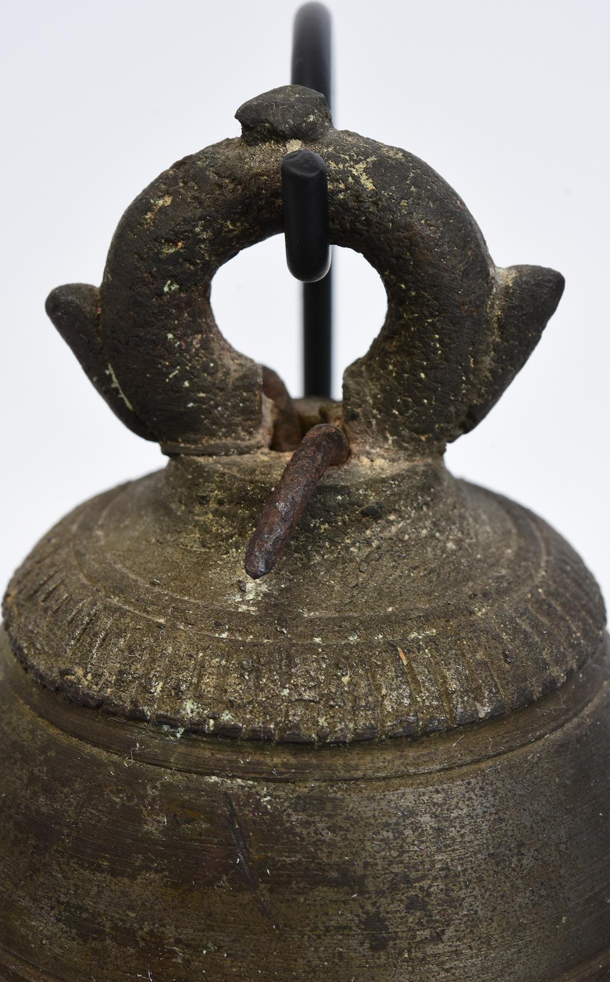 Siglo XIX, Pareja de campanas antiguas birmanas de bronce con soporte Birmano en venta