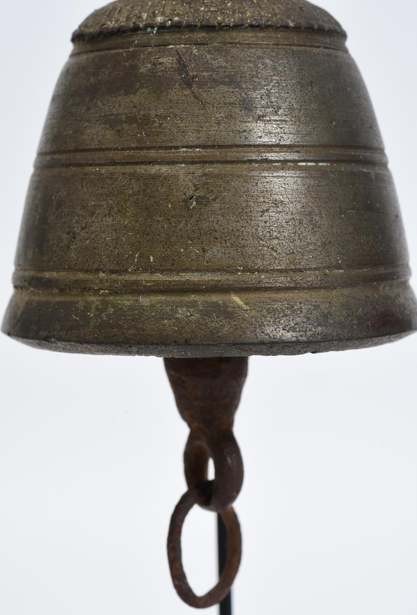 Siglo XIX, Pareja de campanas antiguas birmanas de bronce con soporte Metalistería en venta