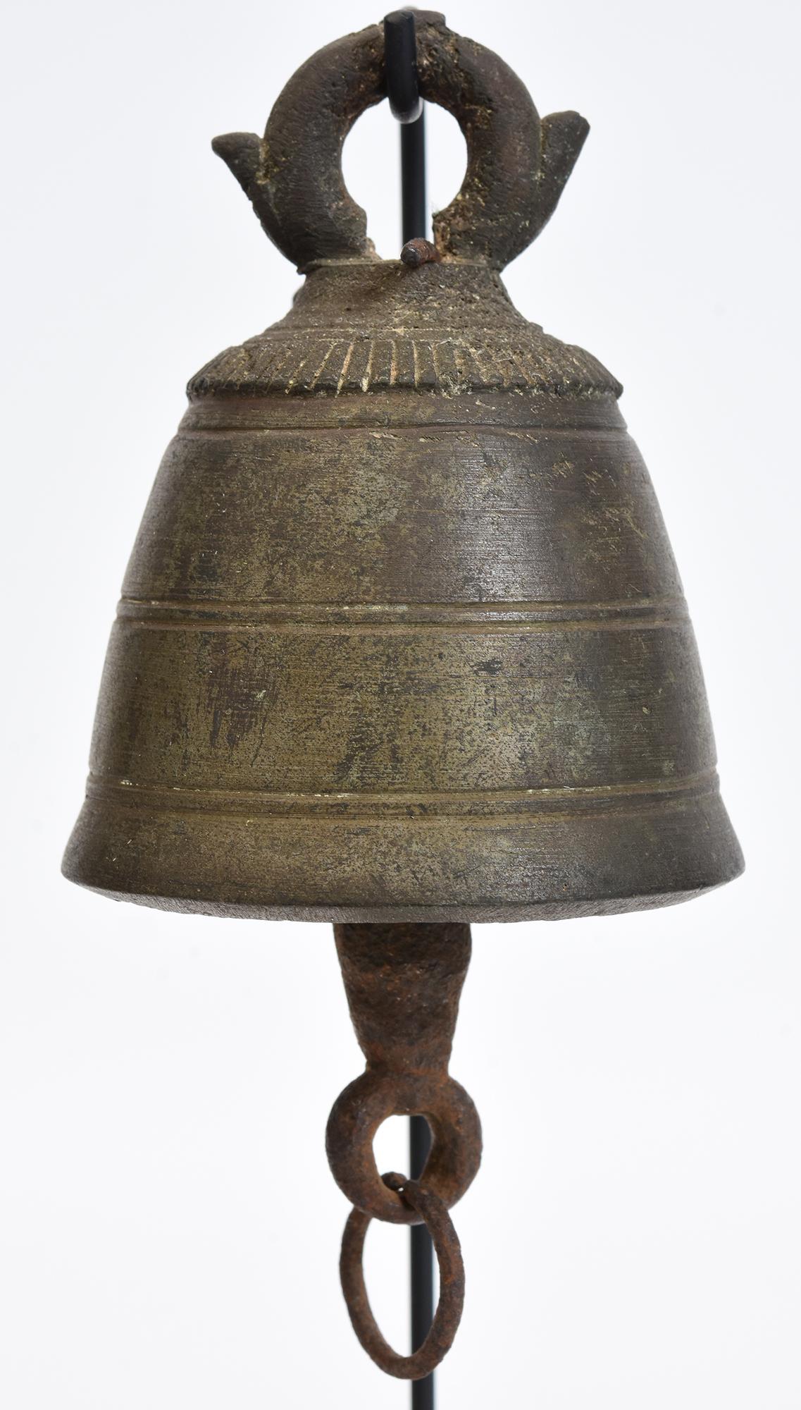 Siglo XIX, Pareja de campanas antiguas birmanas de bronce con soporte en Bueno estado para la venta en Sampantawong, TH