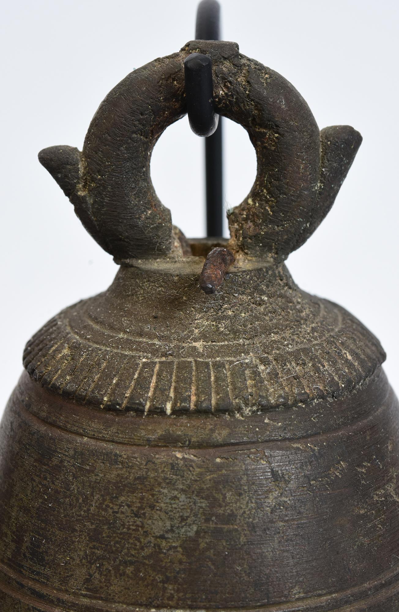 Siglo XIX, Pareja de campanas antiguas birmanas de bronce con soporte siglo XIX en venta