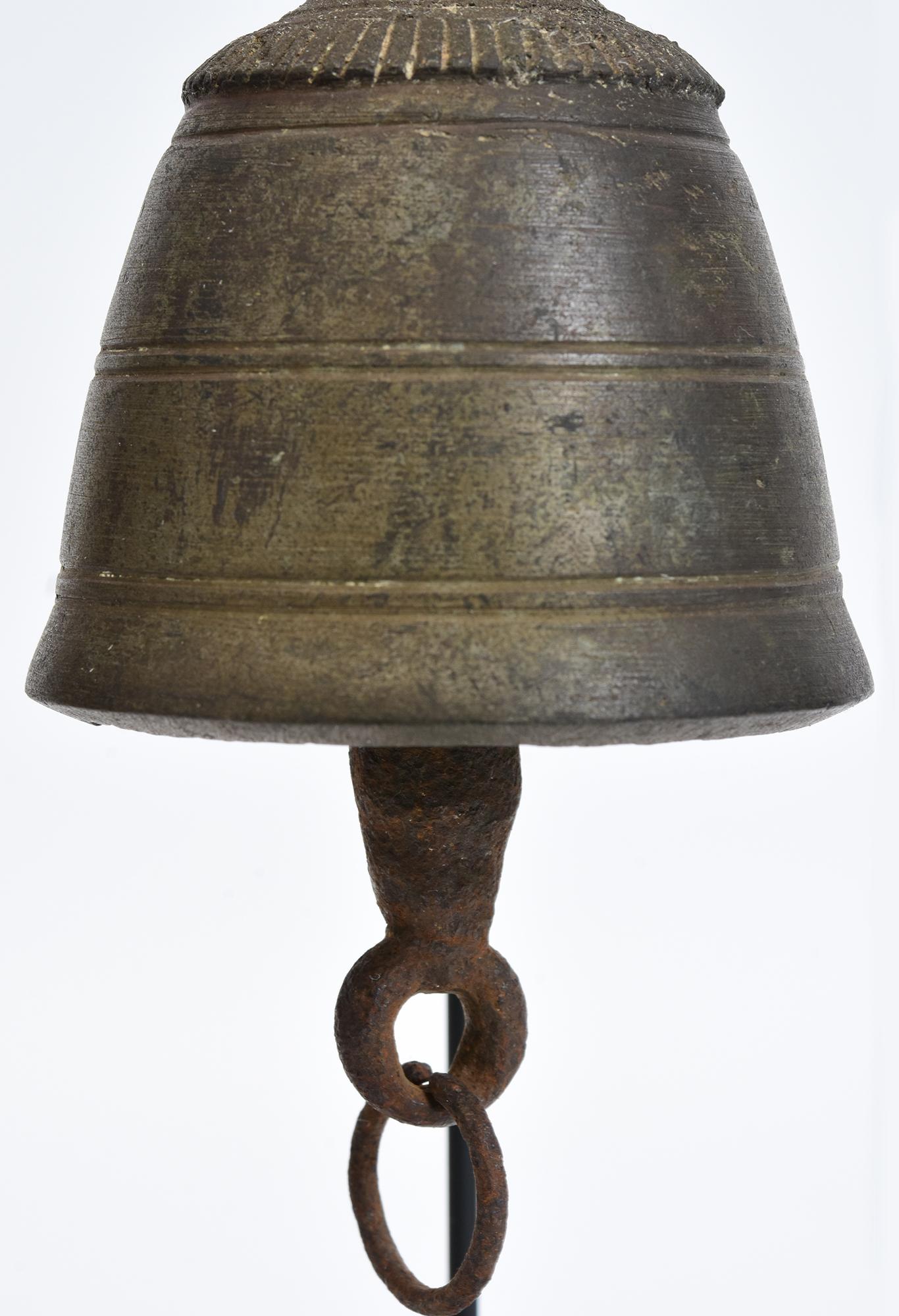 Siglo XIX, Pareja de campanas antiguas birmanas de bronce con soporte Bronce en venta