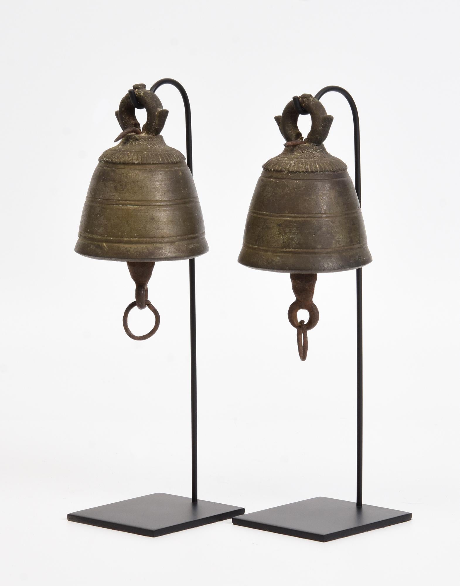 Siglo XIX, Pareja de campanas antiguas birmanas de bronce con soporte en venta 1