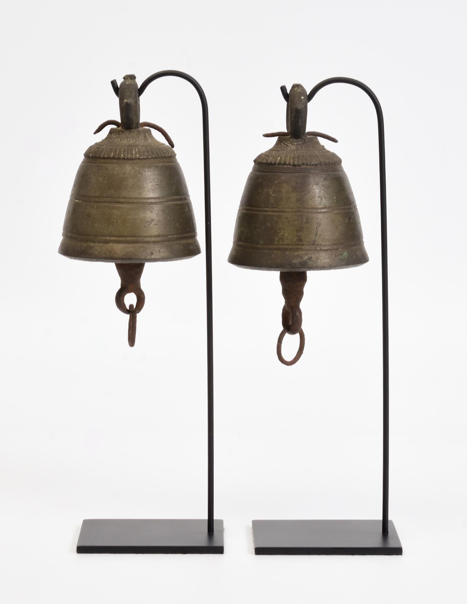 Siglo XIX, Pareja de campanas antiguas birmanas de bronce con soporte en venta 2