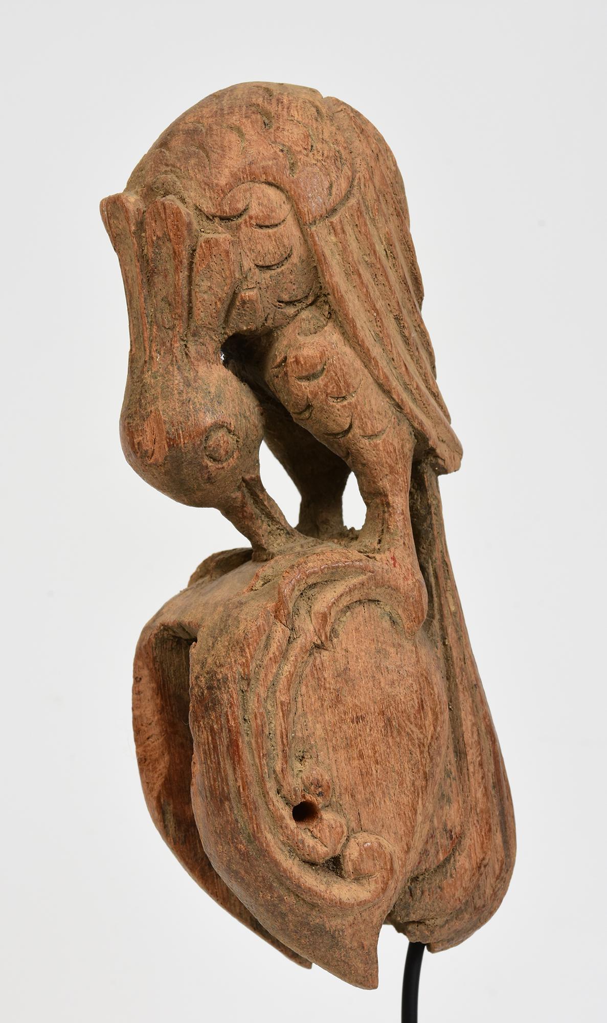 Ein Paar birmanische Textilwerkzeuge aus Holz in Form eines Vogels mit Ständer.

Alter: Birma, 19. Jahrhundert
Größe des Textils: Höhe 16 C.M. / Breite 4.8 - 5.2 C.M. / Tiefe 6.2 - 6.8 C.M.
Höhe mit Ständer: 29,7 - 33,7 C.M.
Zustand: Insgesamt guter