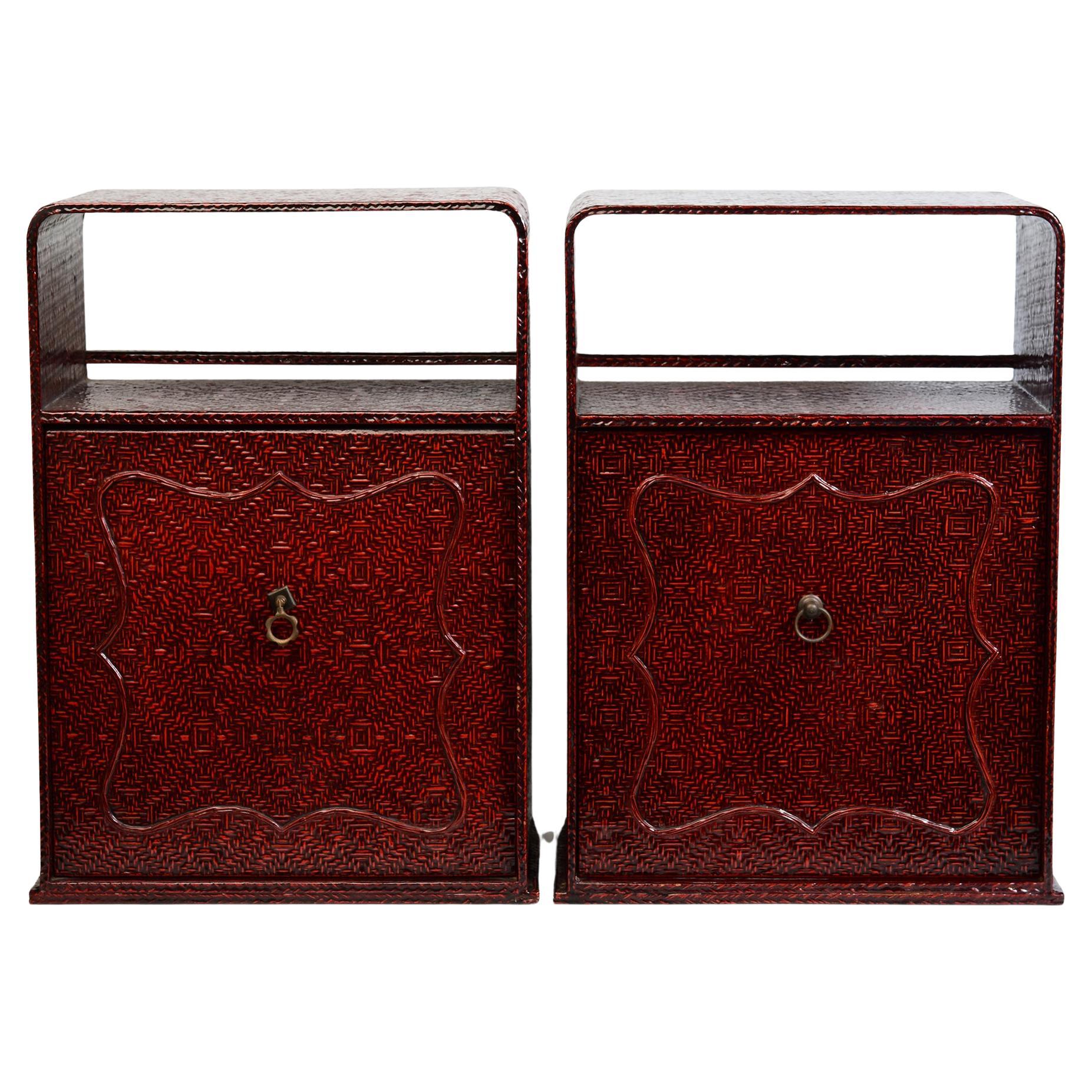 Paire d'anciennes armoires japonaises en bois laqué rouge du 19ème siècle