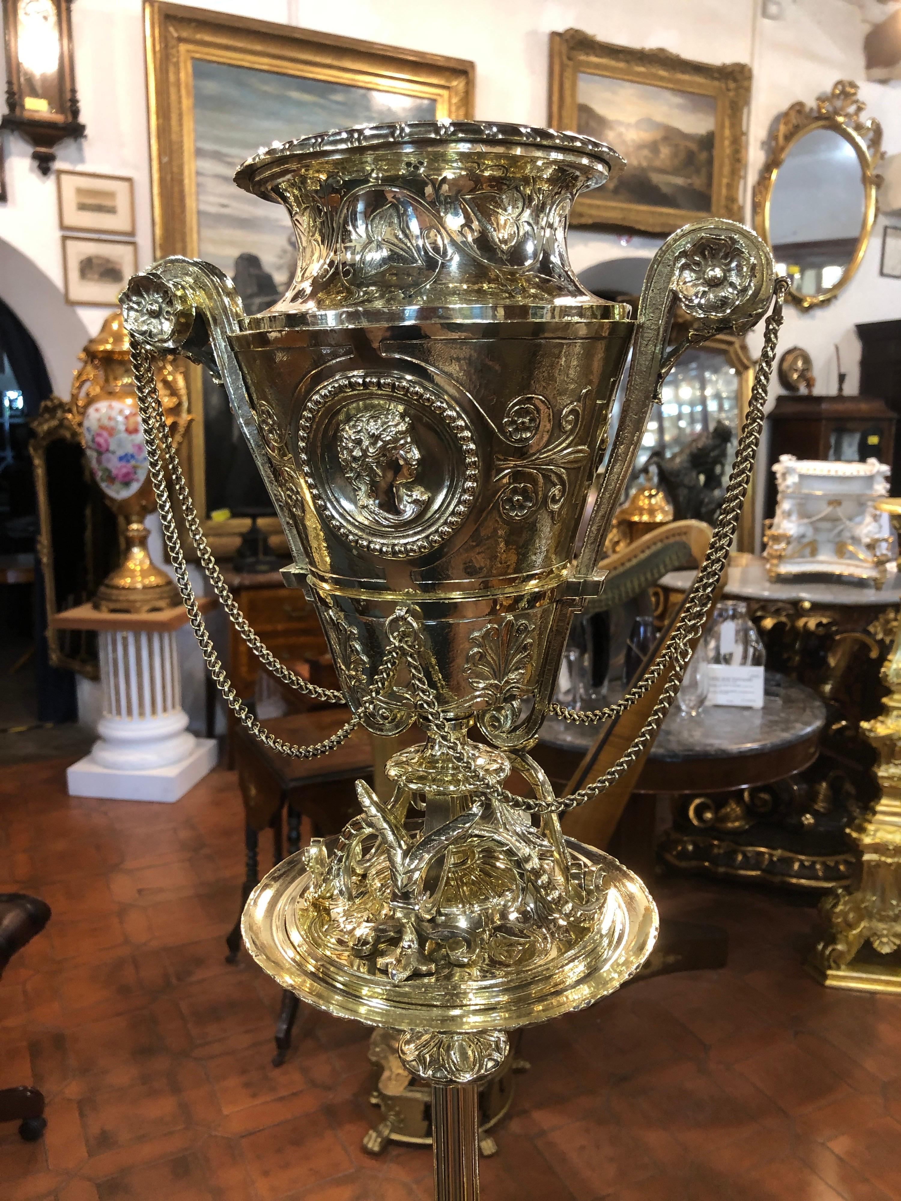 Fantastic pair of French brass gueridon, second half of the 19th century.
It is composed in two parts so as to become two vases and two candle holders, finely chiselled and in perfect condition.
Unique objects for unique environments!