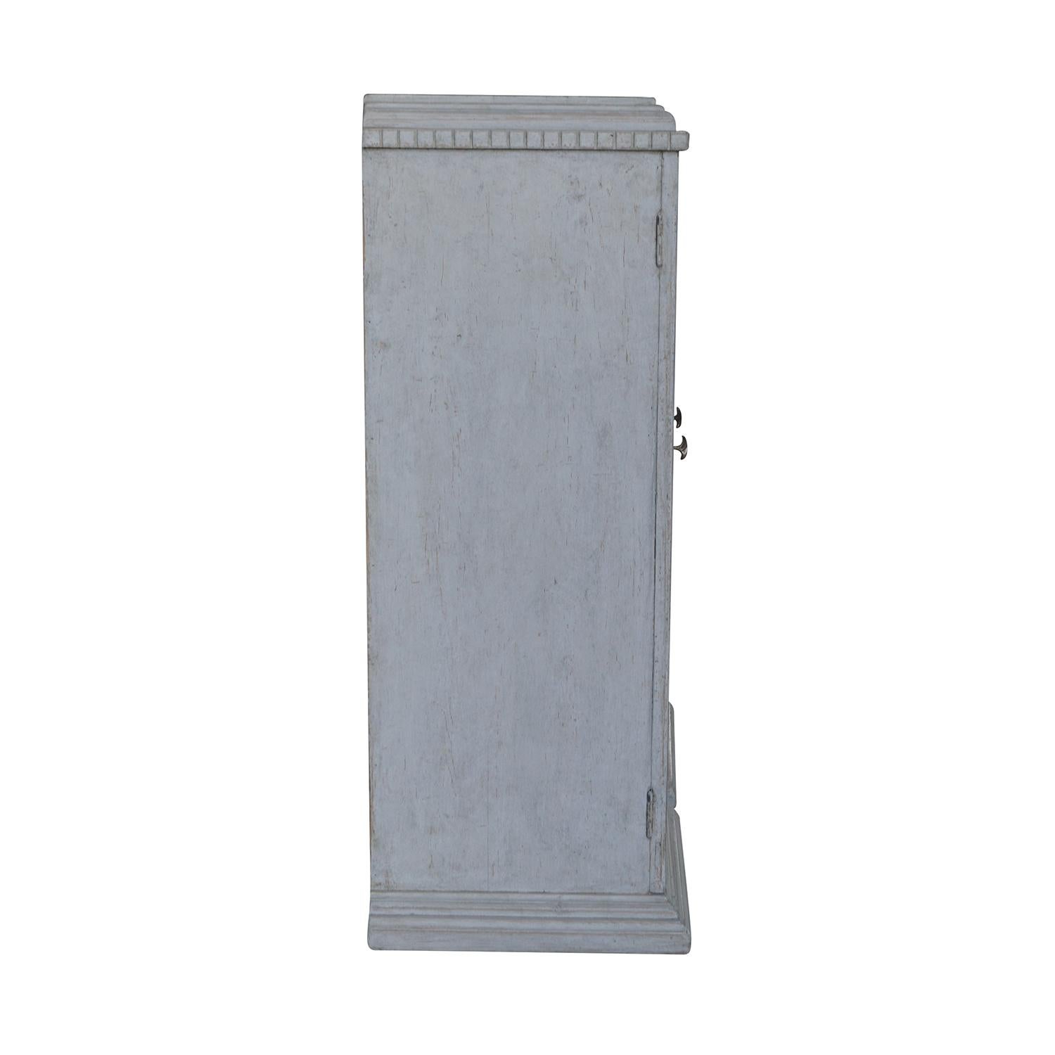 19th Century, a Pair of Gustavian Pedestal Cabinets In Good Condition In West Palm Beach, FL