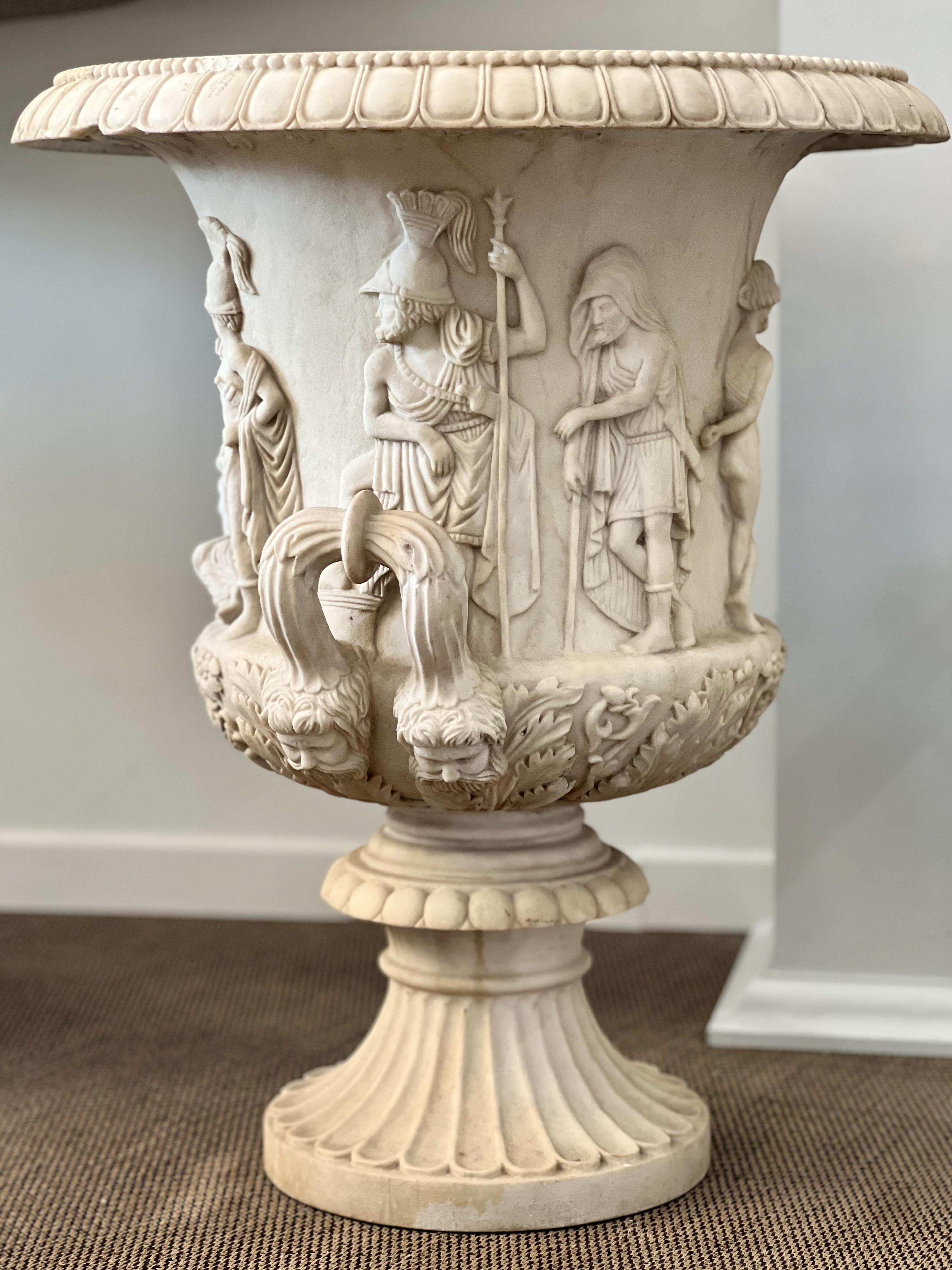 OGGETTO: COPPIA DI VASI MEDICI IN MARMO ITALIANO FINE XIX SECOLO, SECONDO L'ANTICO 
MATERIALE: MARMO
CARATTERISTICHE SPECIALI: OGNI FREGIO È SCOLPITO CON UNA FIGURA CLASSICA
DIMENSIONI: 28 1⁄4 di altezza (72 cm.); 23 1⁄2 di diametro (60 cm.)

Ogni