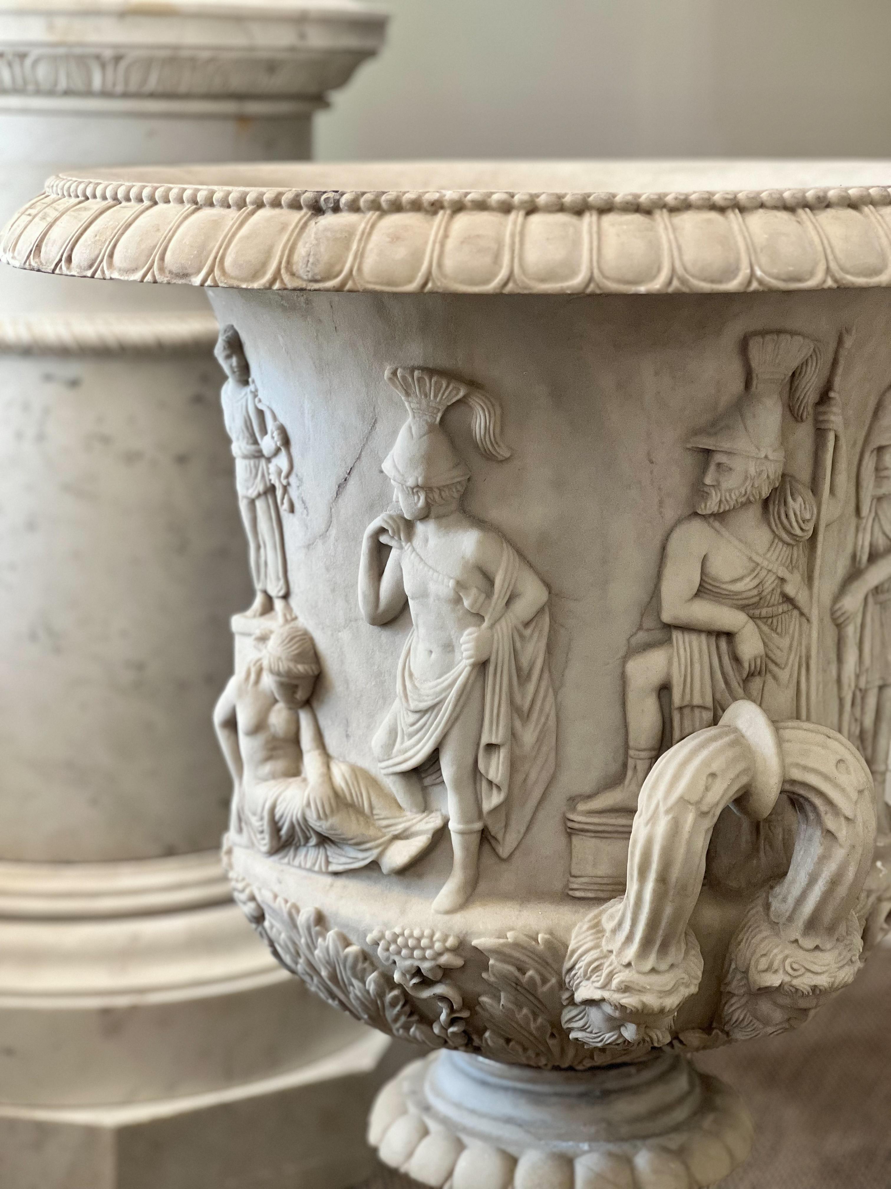 Luigi XIV XIX SECOLO COPPIA DI VASI MEDICI ITALIANI IN MARMO in vendita