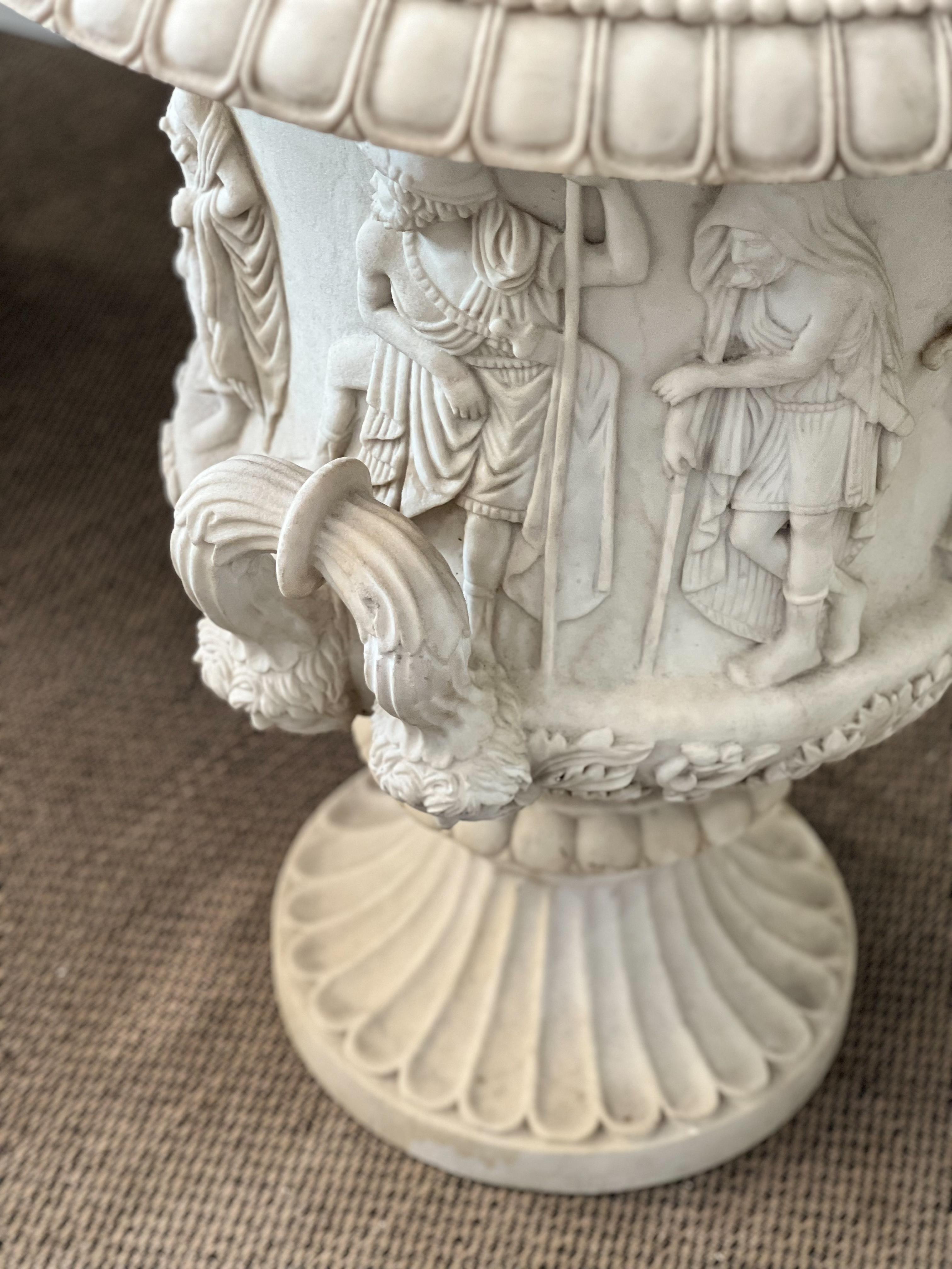 Intagliato a mano XIX SECOLO COPPIA DI VASI MEDICI ITALIANI IN MARMO in vendita