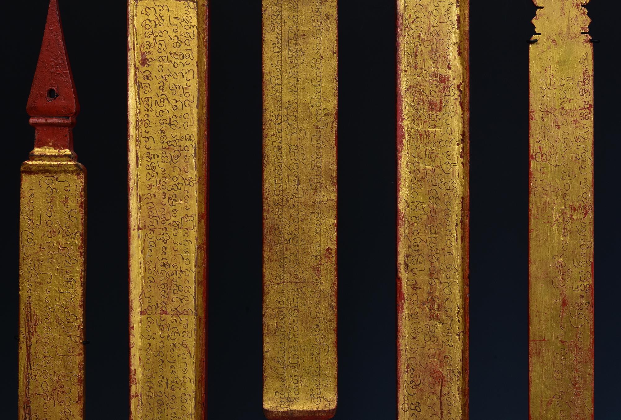 19th Century, A Set of Antique Lanna Thai Wooden Manuscript Bookmark with Stand In Good Condition For Sale In Sampantawong, TH