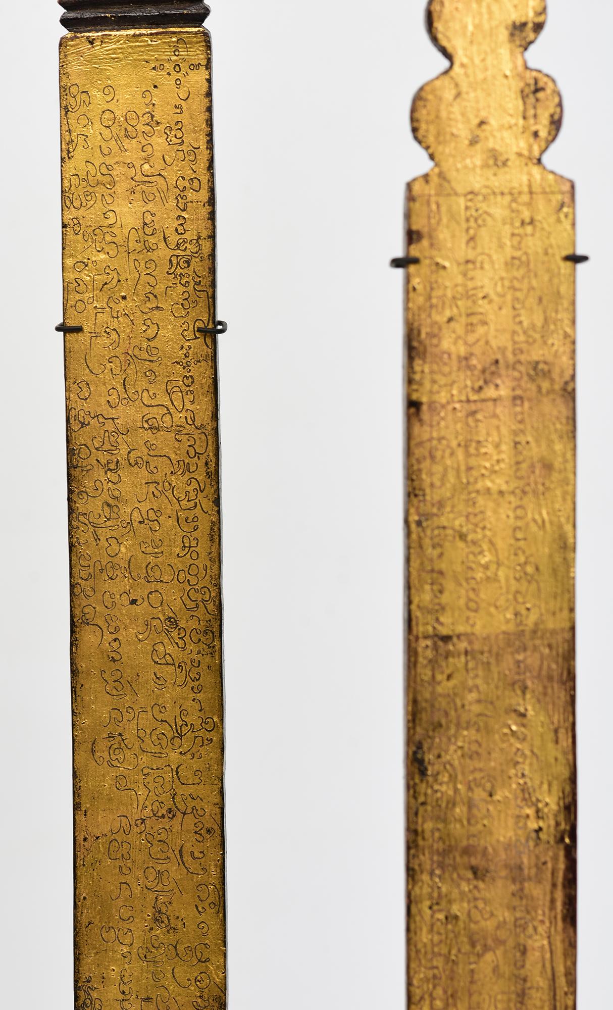 19. Jahrhundert, Ein Satz antiker Lanna Thai Manuskript Lesezeichen aus Holz mit Stand im Zustand „Gut“ im Angebot in Sampantawong, TH