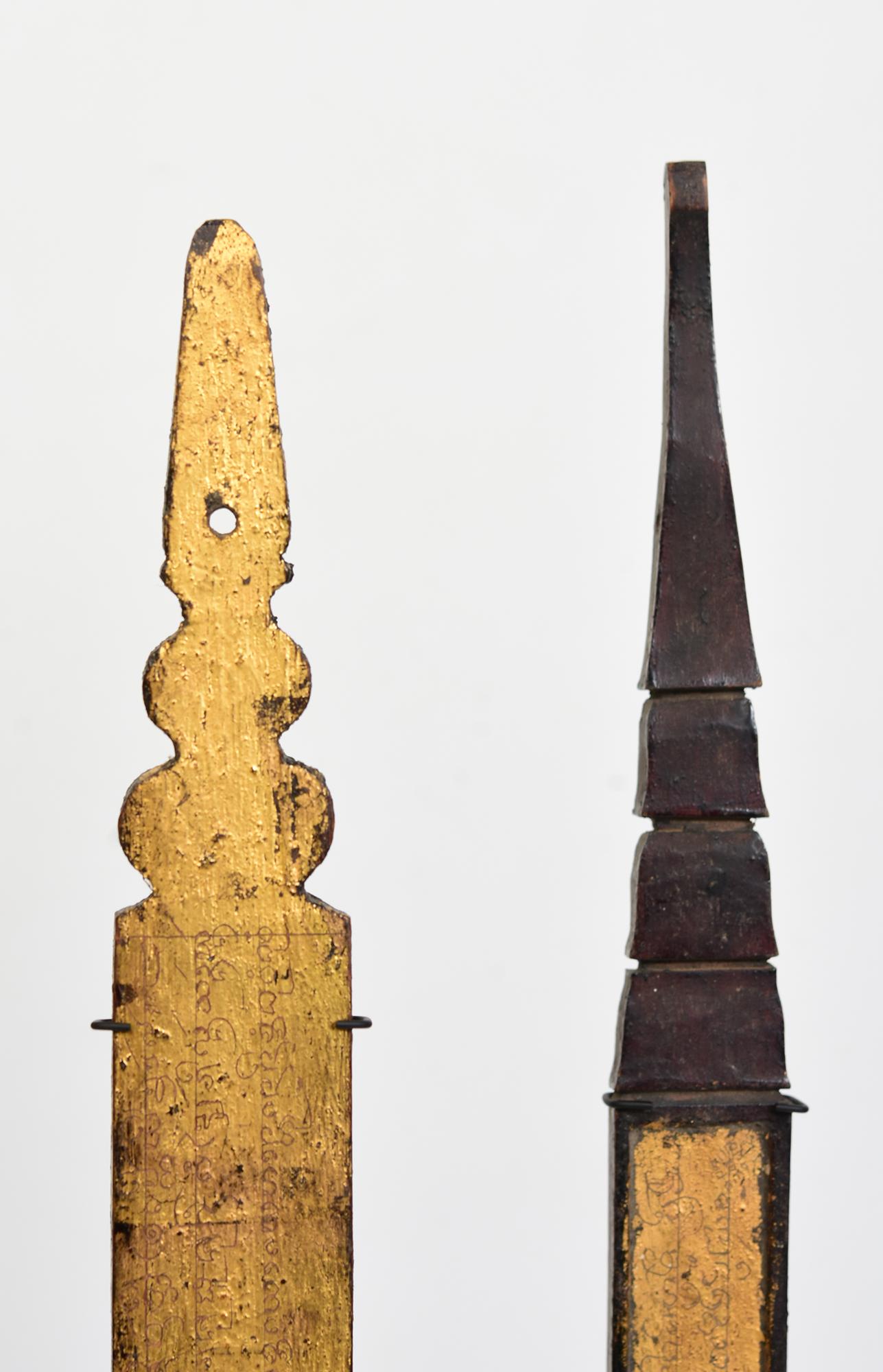 19. Jahrhundert, Ein Satz antiker Lanna Thai Manuskript Lesezeichen aus Holz mit Stand im Angebot 2