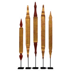 XIX secolo, un set di antichi segnalibri manoscritti in legno Lanna Thai con supporto
