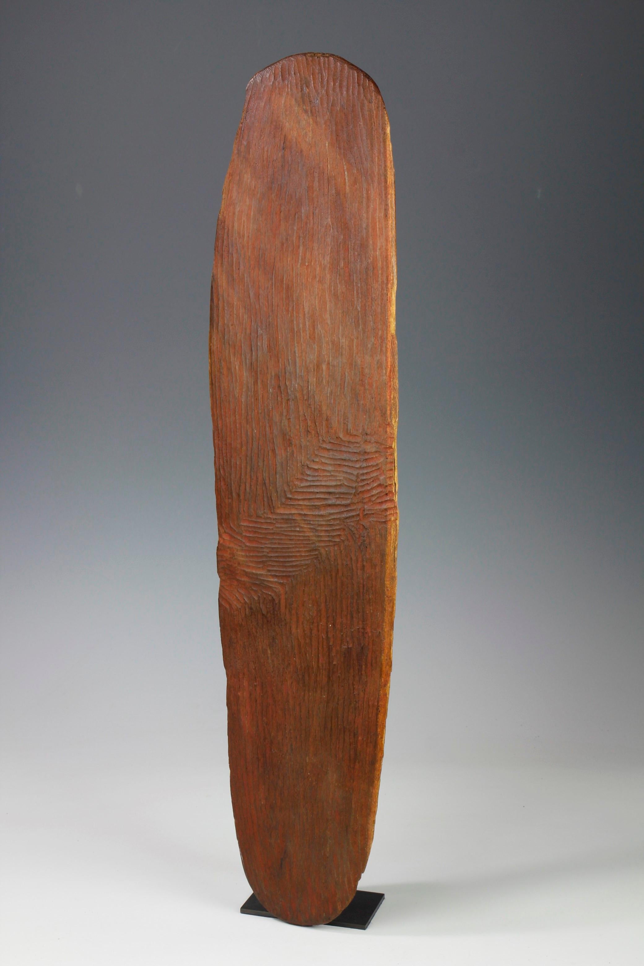 Ce bouclier aborigène Wunda du XIXe siècle, finement incisé et taillé dans la pierre, provient d'Australie (désert occidental) et présente des décorations linéaires à l'avant et à l'arrière. 

- Ex Private Collection, UK
- Remarque : le bouclier est