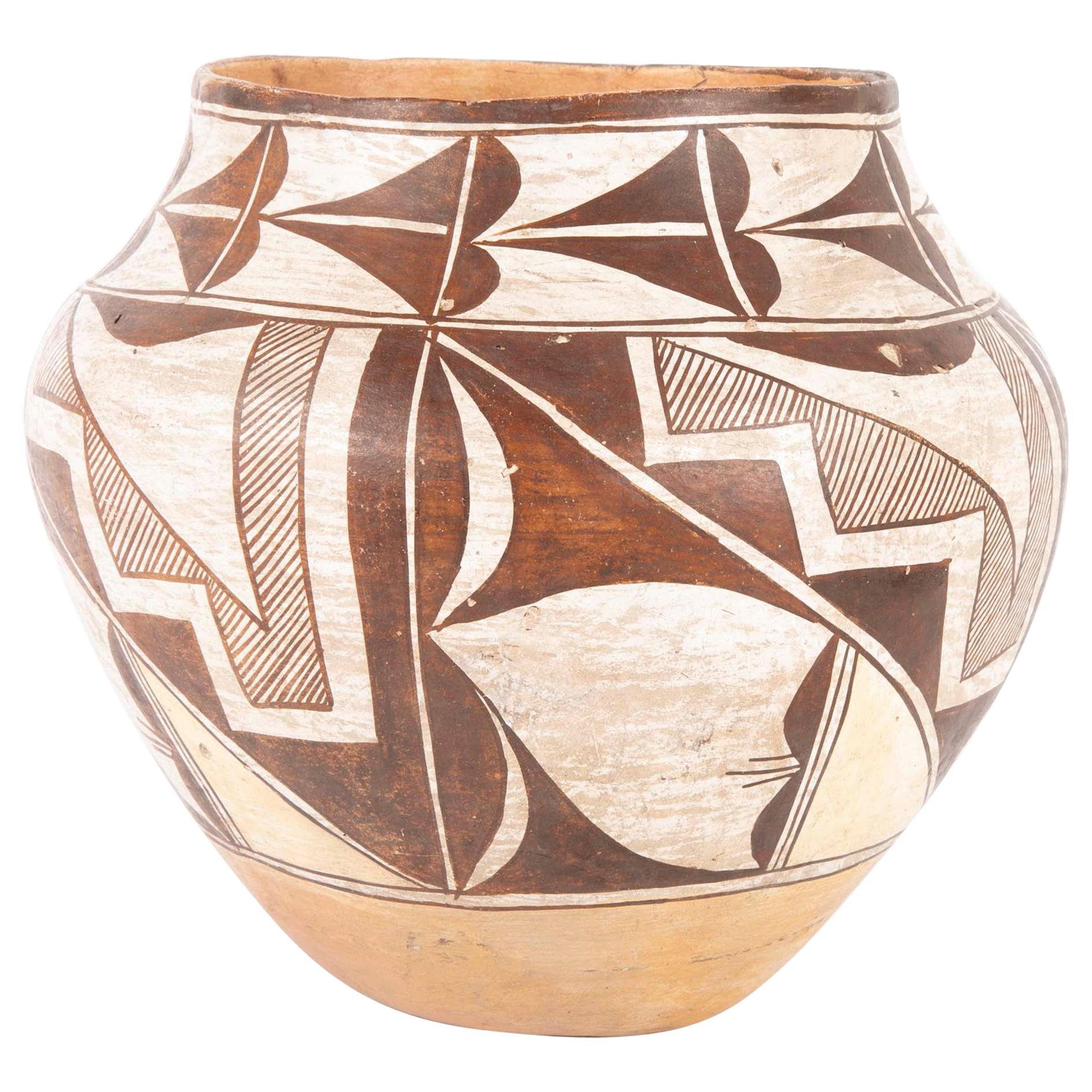 An Acoma Ceramic Vase from the Second Quarter of the 20th Century