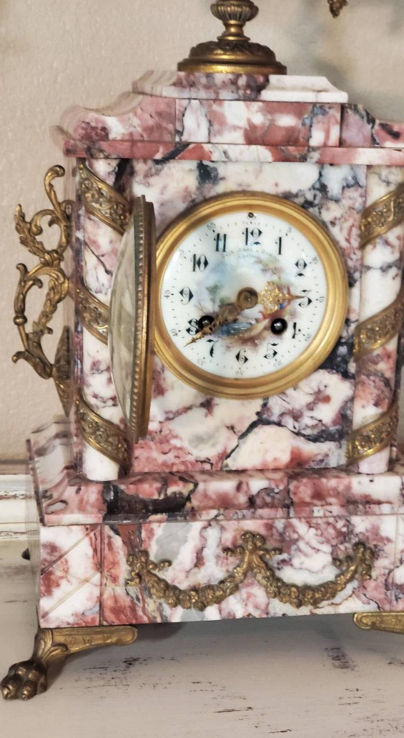 Une magnifique, grande et originale cheminée française à trois pièces de la fin du 19ème siècle. 

Cette horloge ancienne de style néoclassique, d'époque Napoléon III Second Empire, présente un fleuron en forme d'urne avec des montures