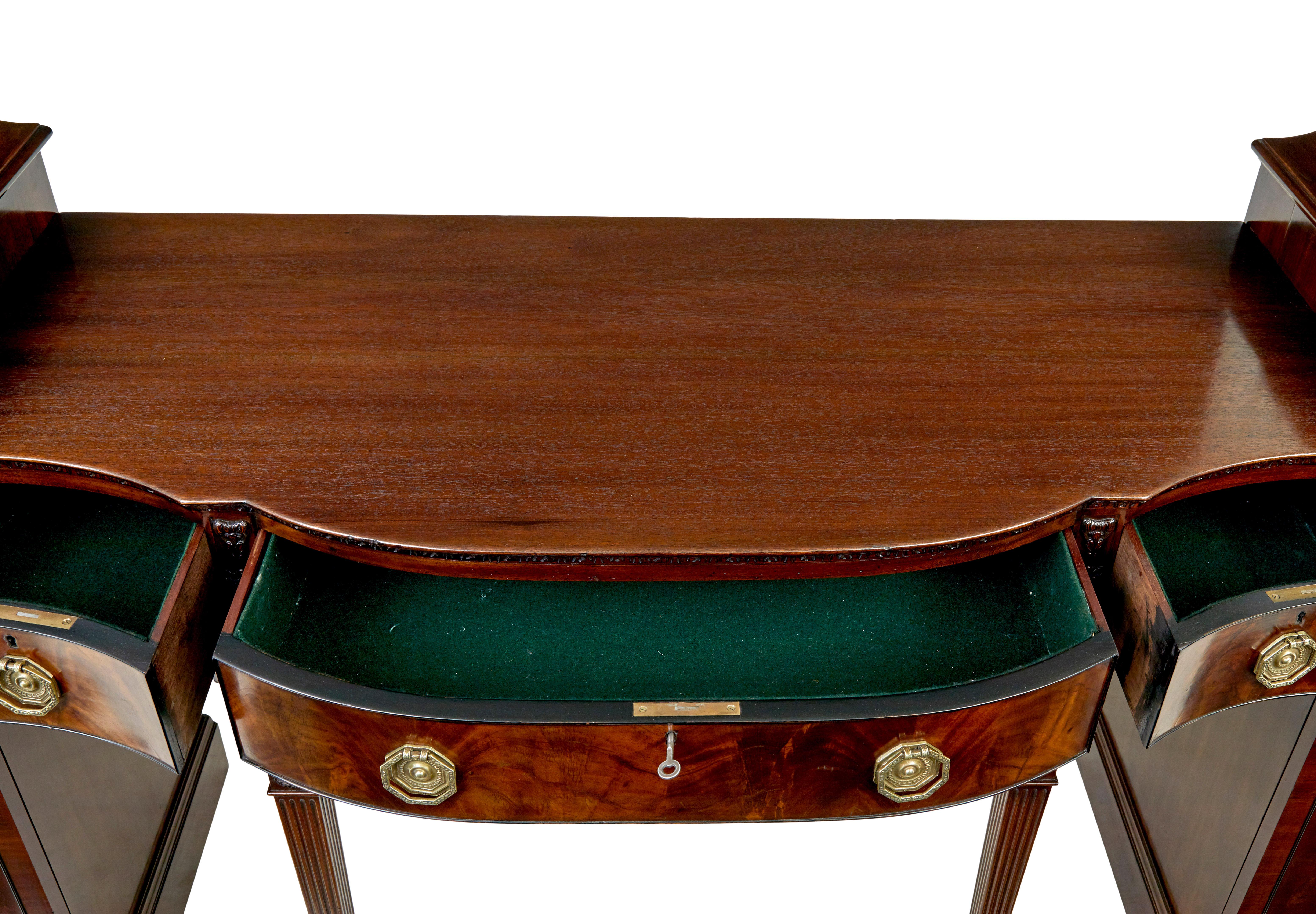 Credenza con piedistallo in mogano intagliato Adams revival del XIX secolo in vendita 3