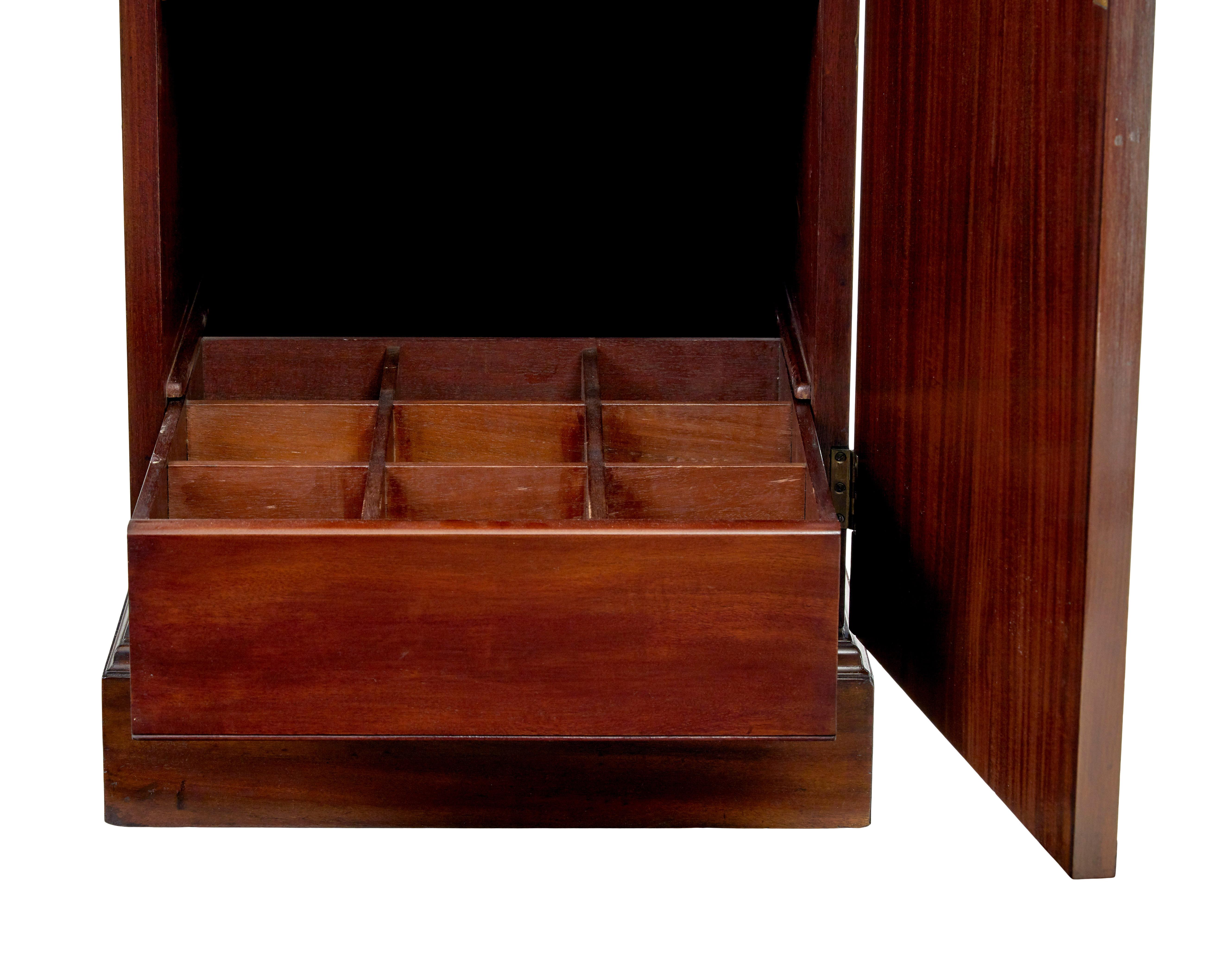 Inglese Credenza con piedistallo in mogano intagliato Adams revival del XIX secolo in vendita