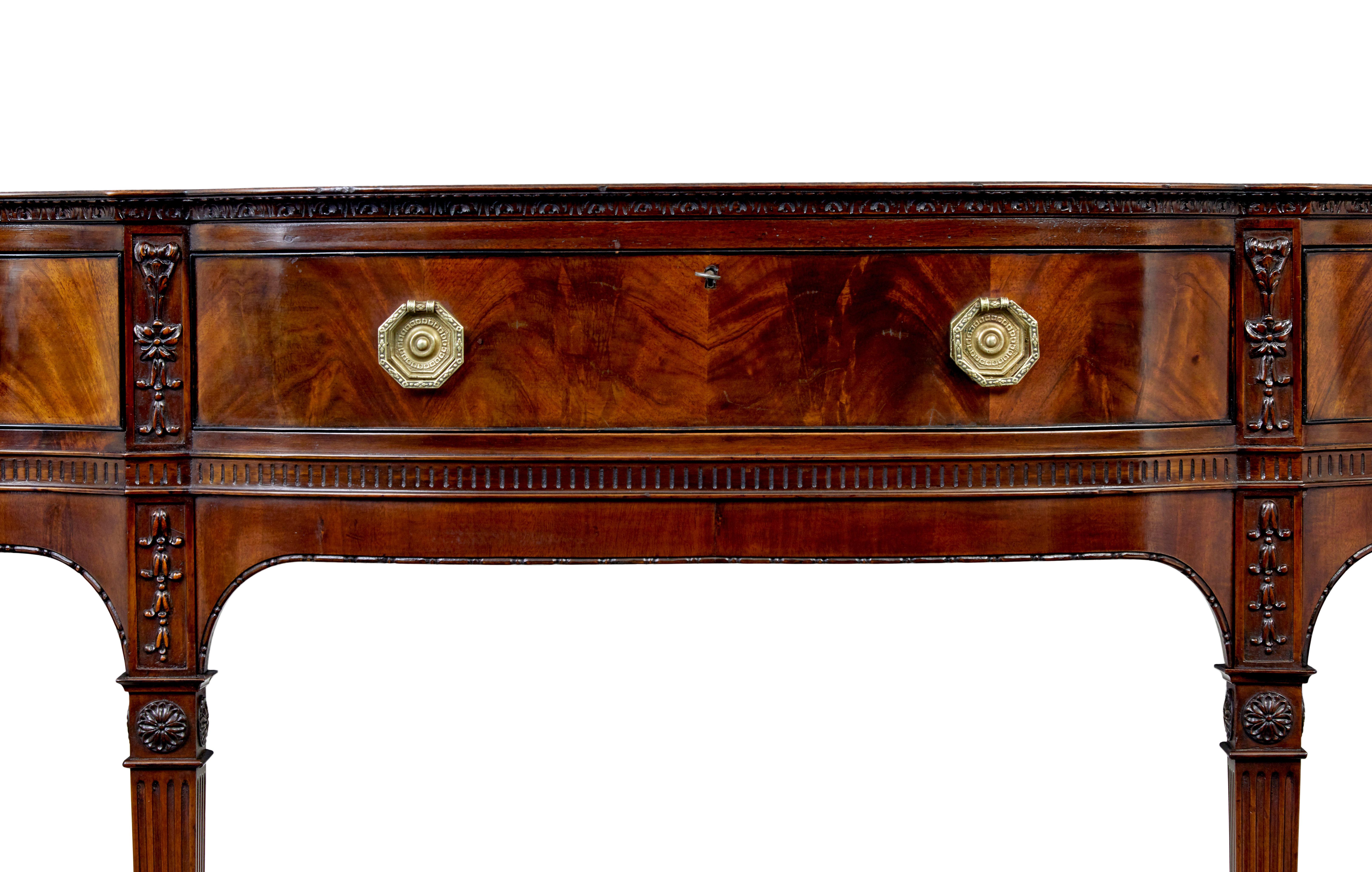 Intagliato Credenza con piedistallo in mogano intagliato Adams revival del XIX secolo in vendita