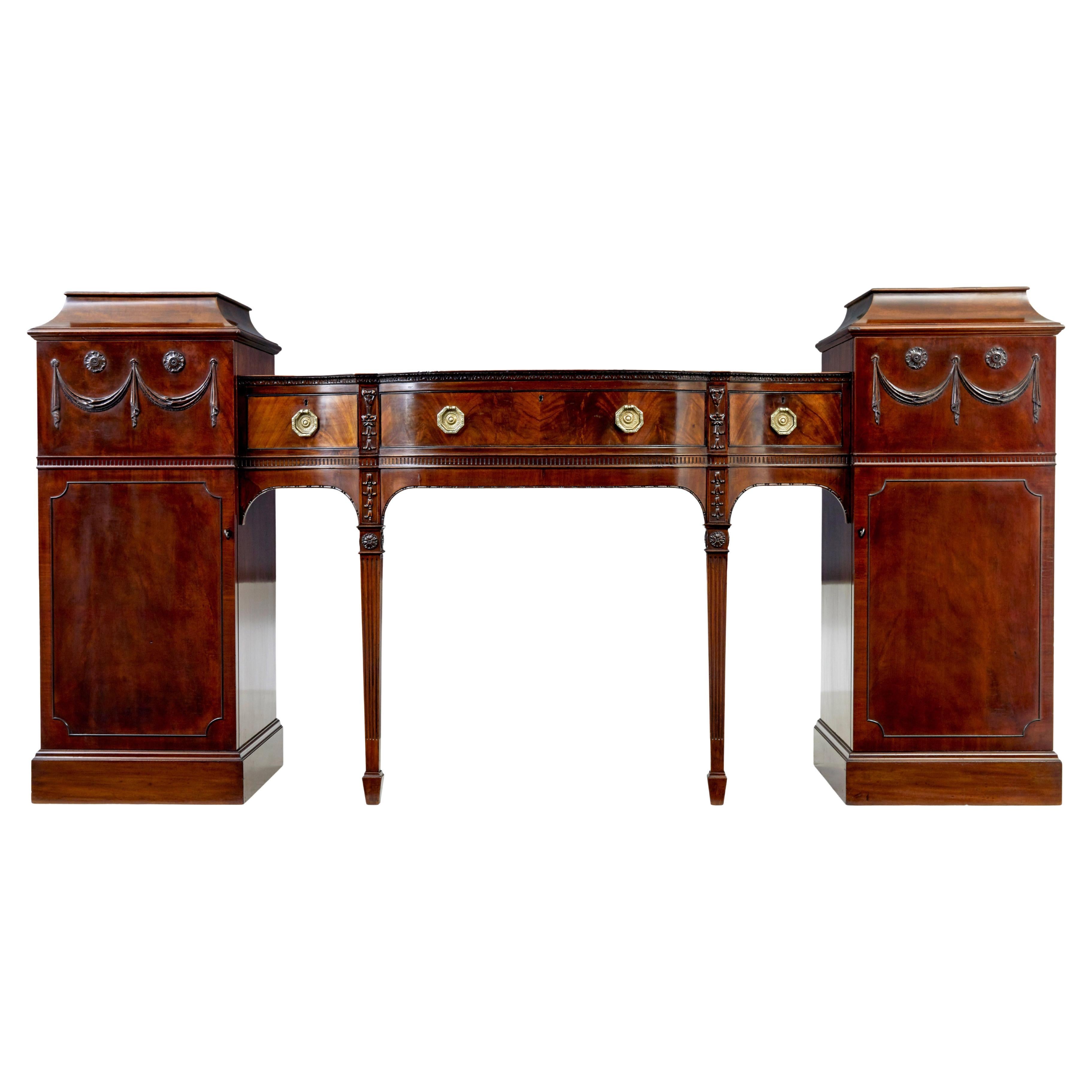 Credenza con piedistallo in mogano intagliato Adams revival del XIX secolo