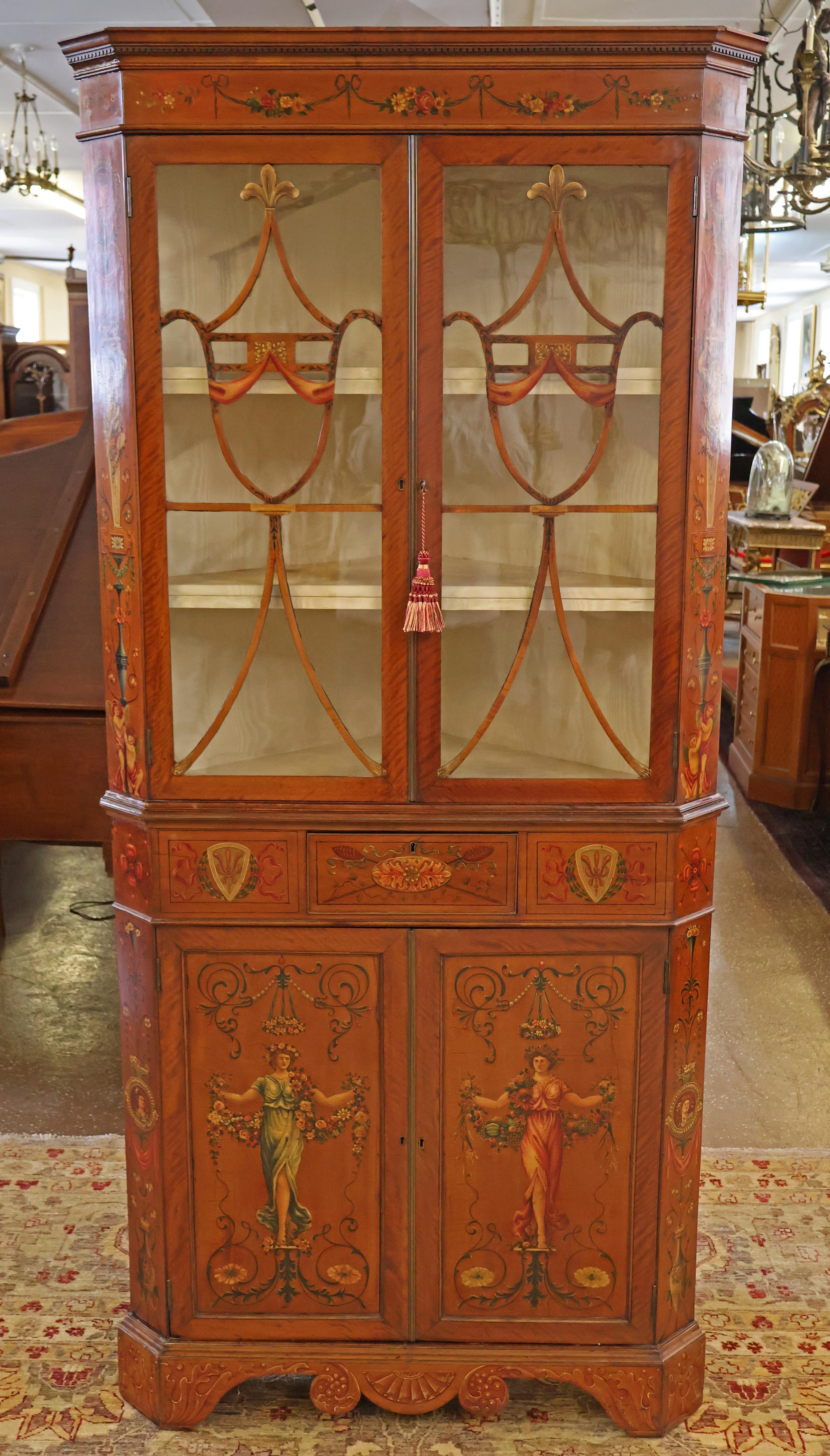 Superbe vitrine d'angle en bois satiné peint de style Adams du 19e siècle pour la présentation de la porcelaine

Dimensions : 81