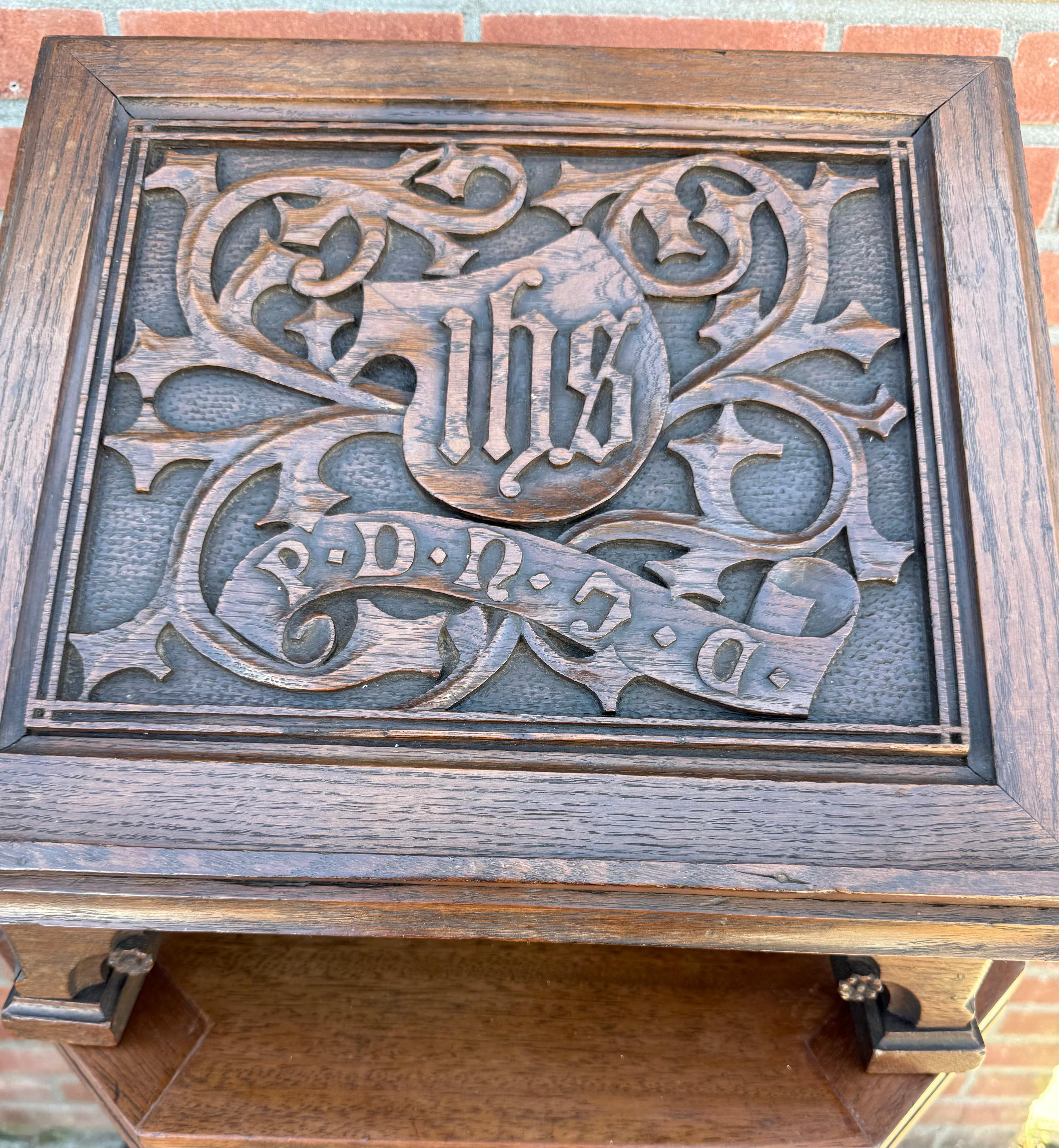 19. Jahrhundert Verstellbarer geschnitzter Eichenbibelständer mit IHS Monogram im Angebot 3