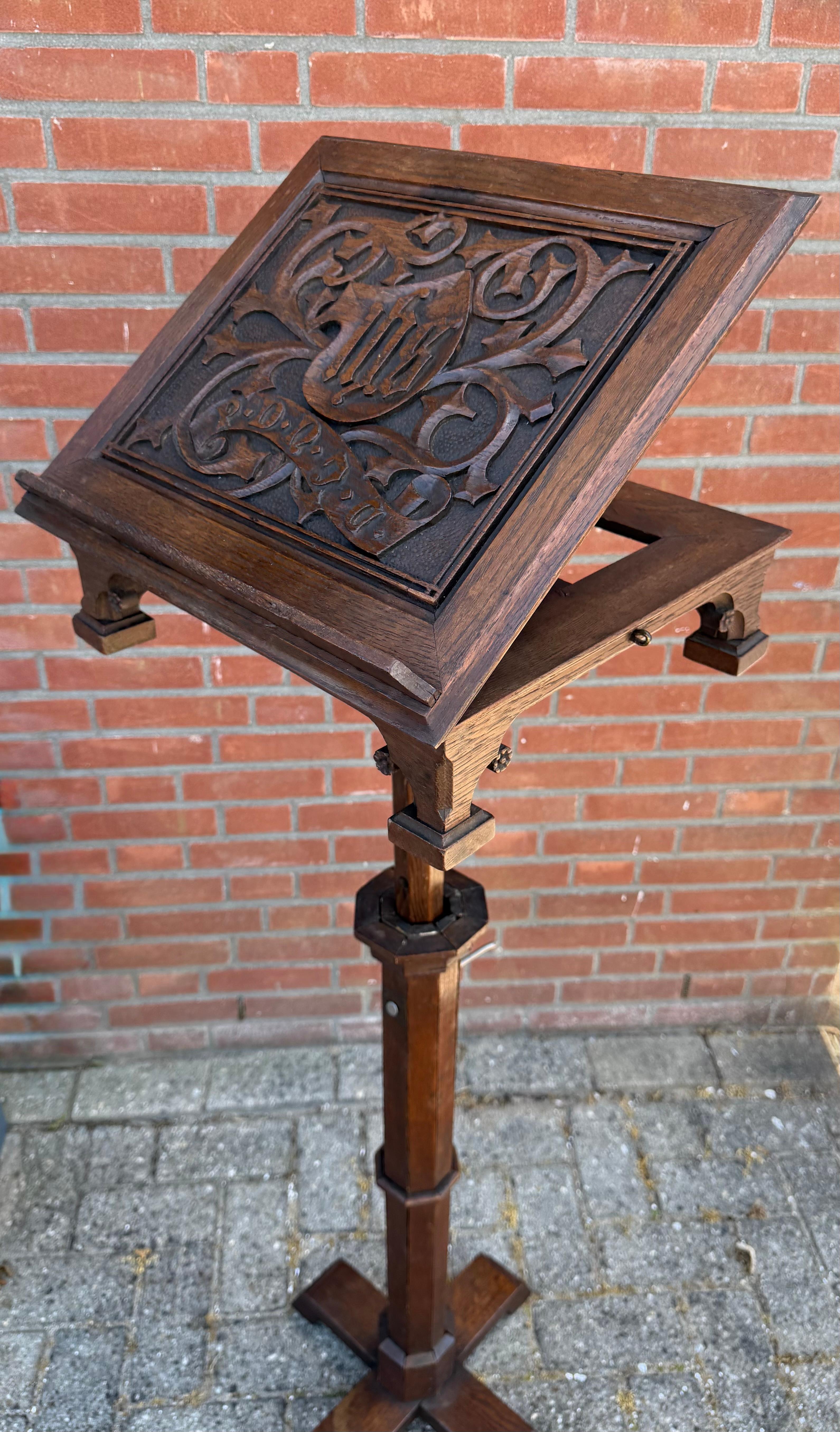 19. Jahrhundert Verstellbarer geschnitzter Eichenbibelständer mit IHS Monogram (Handgefertigt) im Angebot