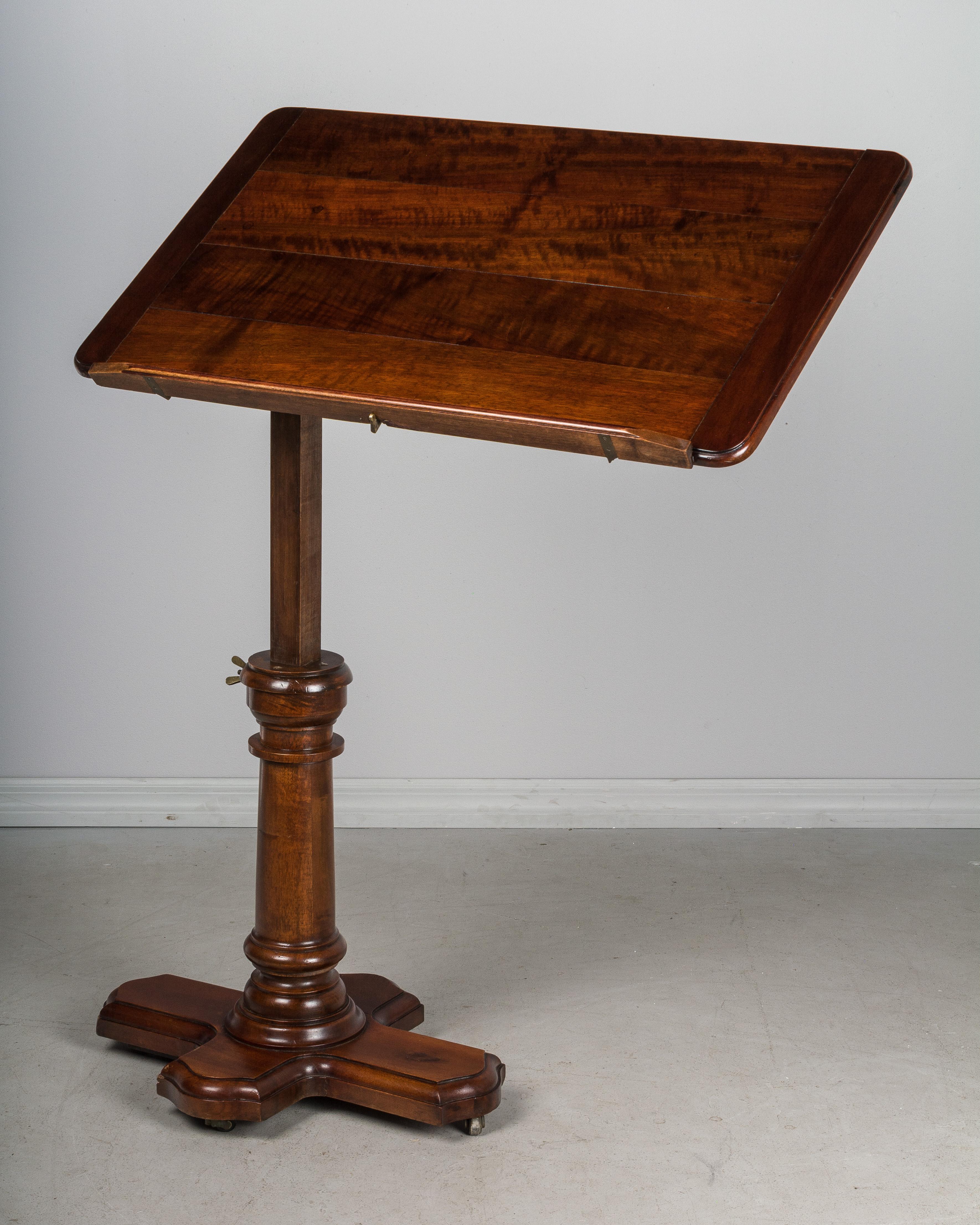 verstellbarer Tabletttisch aus dem 19 (19. Jahrhundert)