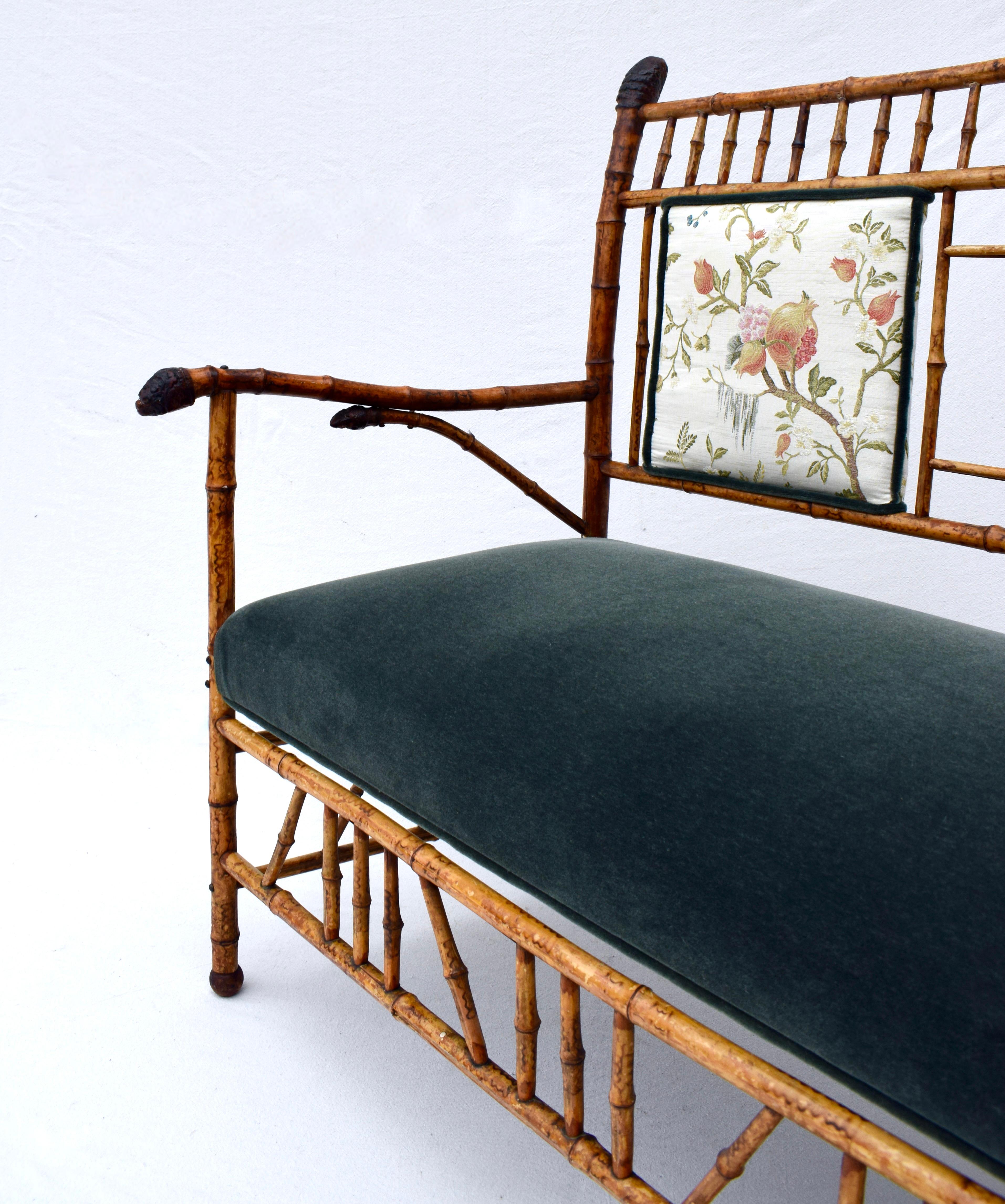 Aesthetic Movement des 19. Jahrhunderts Schildkröten-Bambus-Sofa (Bestickt) im Angebot