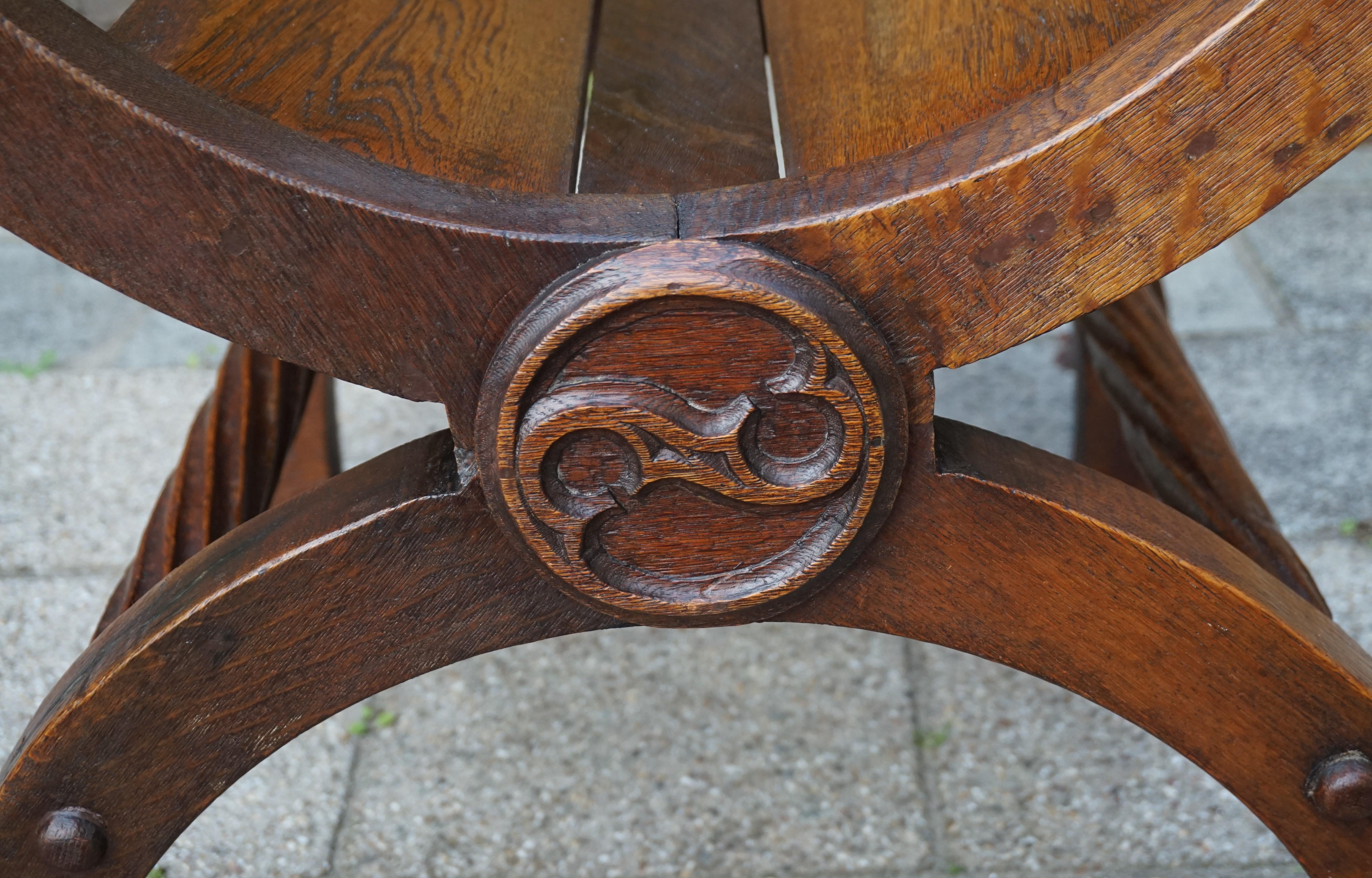 X-Frame-Stuhl mit X-Fuß, Ästhetizismus des 19. Jahrhunderts Handgeschnitzte Affen-Endstücke im Angebot 10