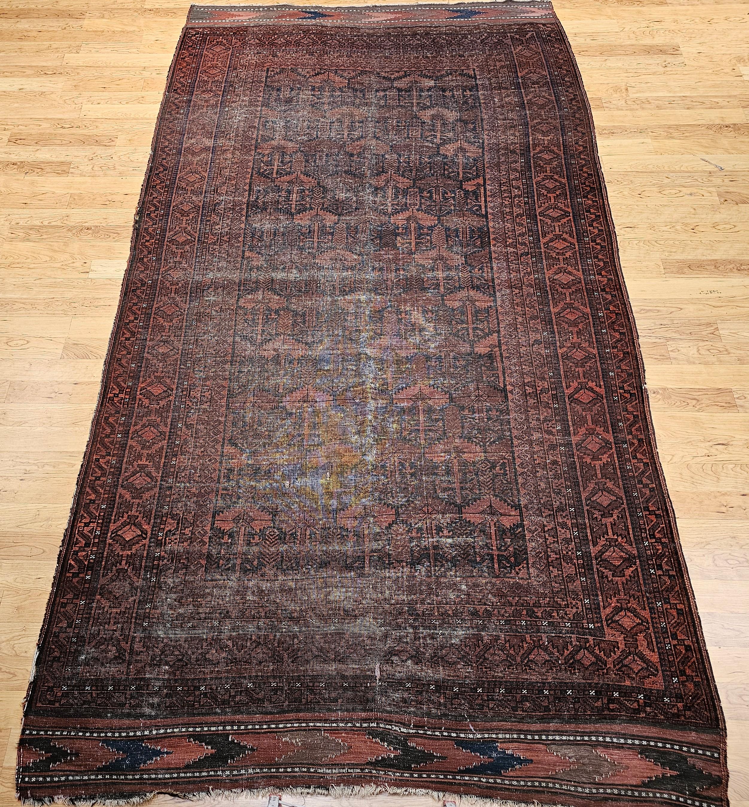 Cet exquis tapis de galerie afghan du XIXe siècle présente un étonnant design géométrique d'un rouge profond, rehaussé de riches tons de bleu français, de marron chaud et d'ivoire doux. Tissé à la main à la fin des années 1800 avec de la laine filée